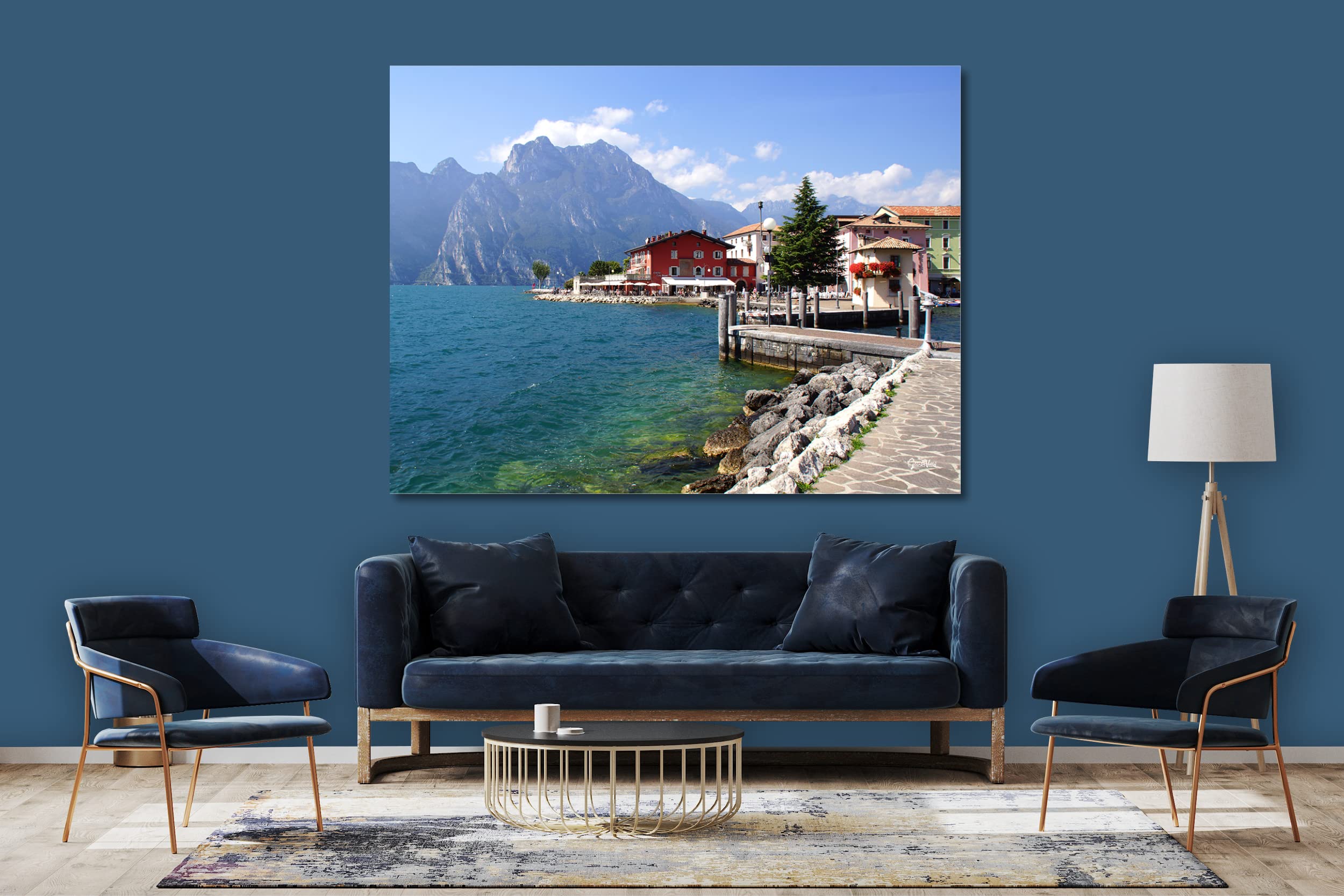 Glücksvilla - Gardasee Torbole (Acrylglas-Bild 5 mm, 40 x 30 cm) aus DE - Kunstdruck XXL Deko-Wandbild quer - See Italien Berge Boje Steg Tirol Riva