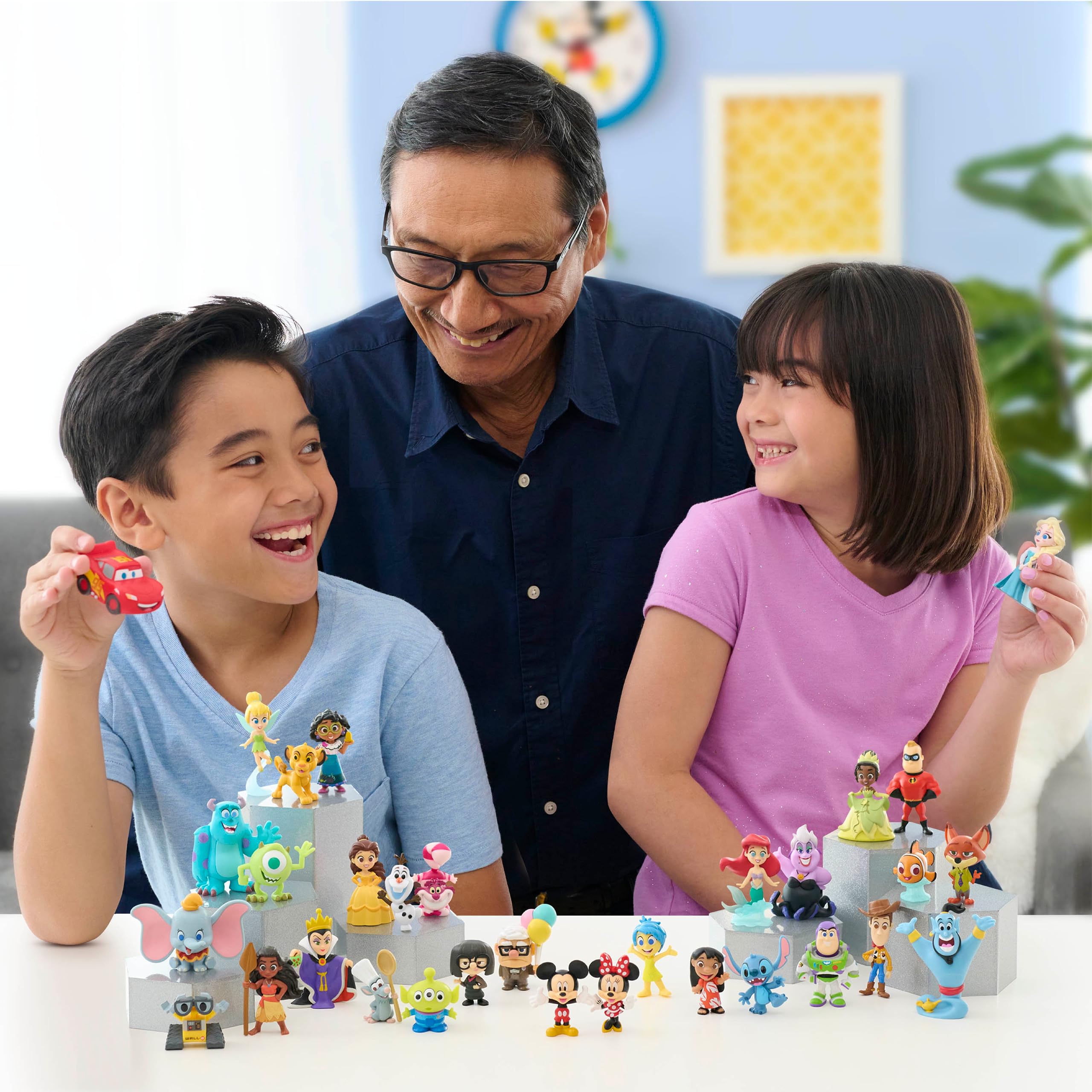 Famosa Disney 100 - Pack Laughter, giocattolo da collezione con personaggi Disney, include 8 personaggi diversi, licenza ufficiale al 100%, 12 da collezionare, 3 anni, (DED16200)