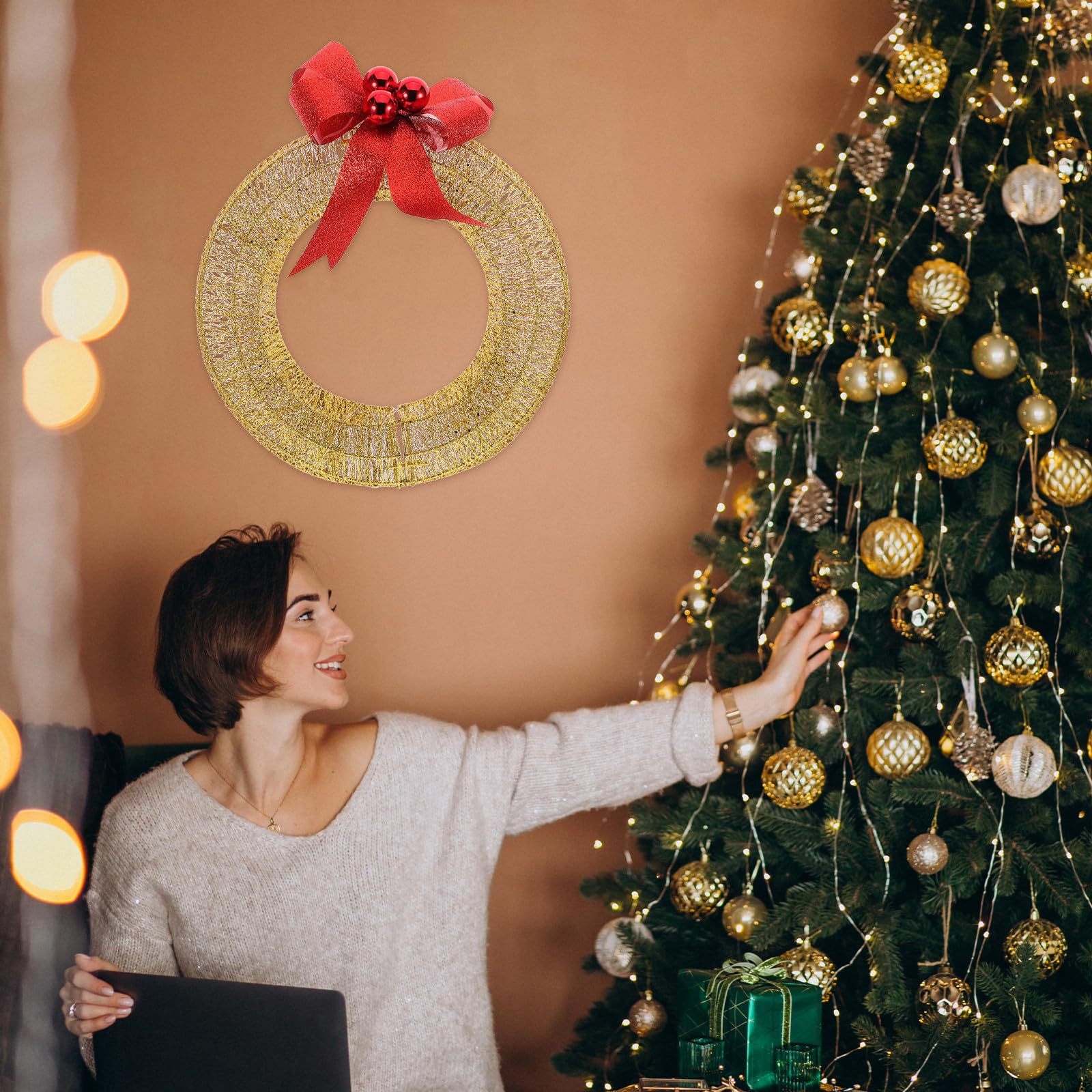 Festlicher Metallisch Leuchtender LED Warmen Lichtern mit Weihnachtskranz Türkranz aus Eisen und Kunststoff als Weihnachtsdeko für Wohnzimmer und Eingang