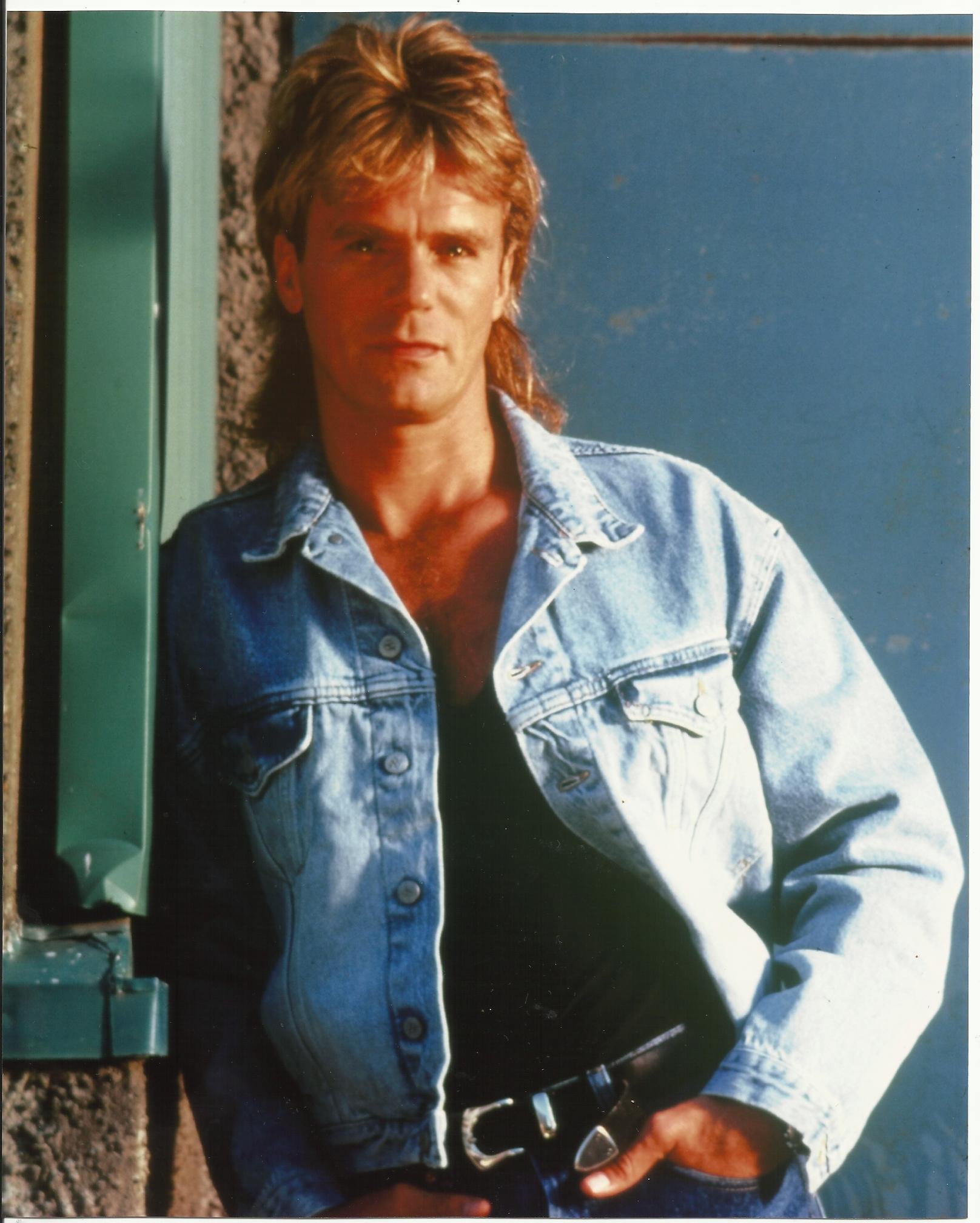 Richard Dean Anderson Leaning Against Wall With Hands In Pockets 8 X 10 Photo At Amazon S Entertainment Collectibles Store