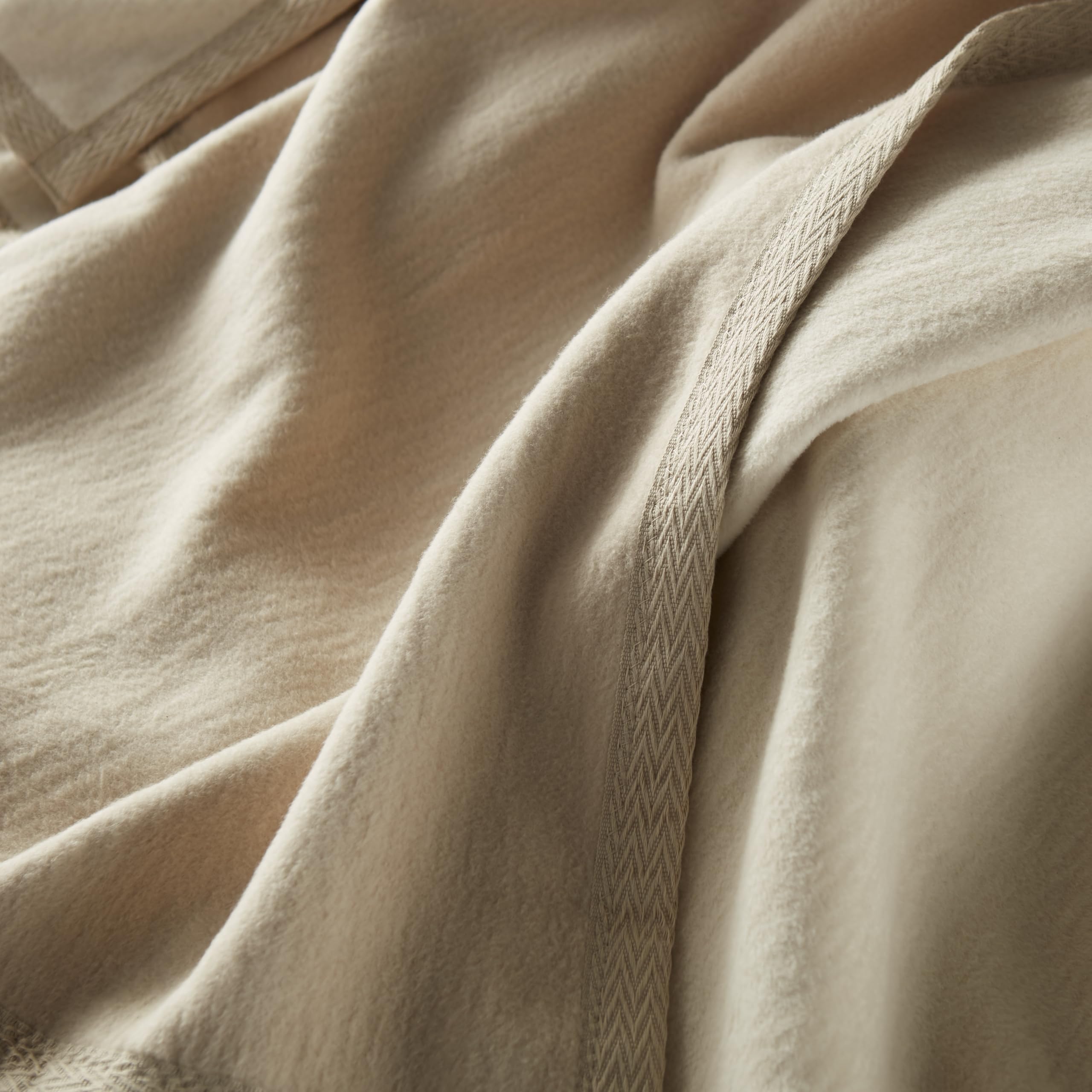 Amazon｜Peacock Alley Favorite Blanket | 高級リバーシブルコットン