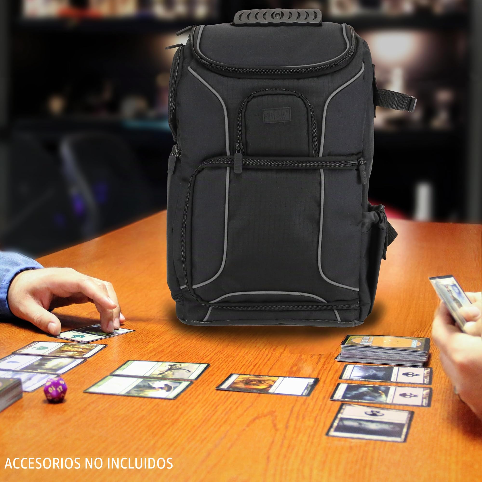 USA Gear Mochila MTG Compatible Con Mazos de Magic the Gathering, MTG y Más. Mochila TCG con Correas para El Hombro, Divisores Personalizables y Espacio para Carpeta (Negro)