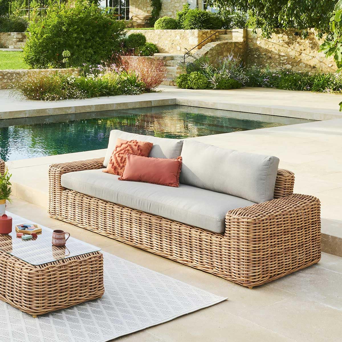 Hespéride - SAVINIA Divano da Giardino Tahini - 3 posti - Resina Intrecciata di Alta qualità, Alluminio epossidico, Cuscini Spessi e sfoderabili - Grande Comfort per Patio o Giardino