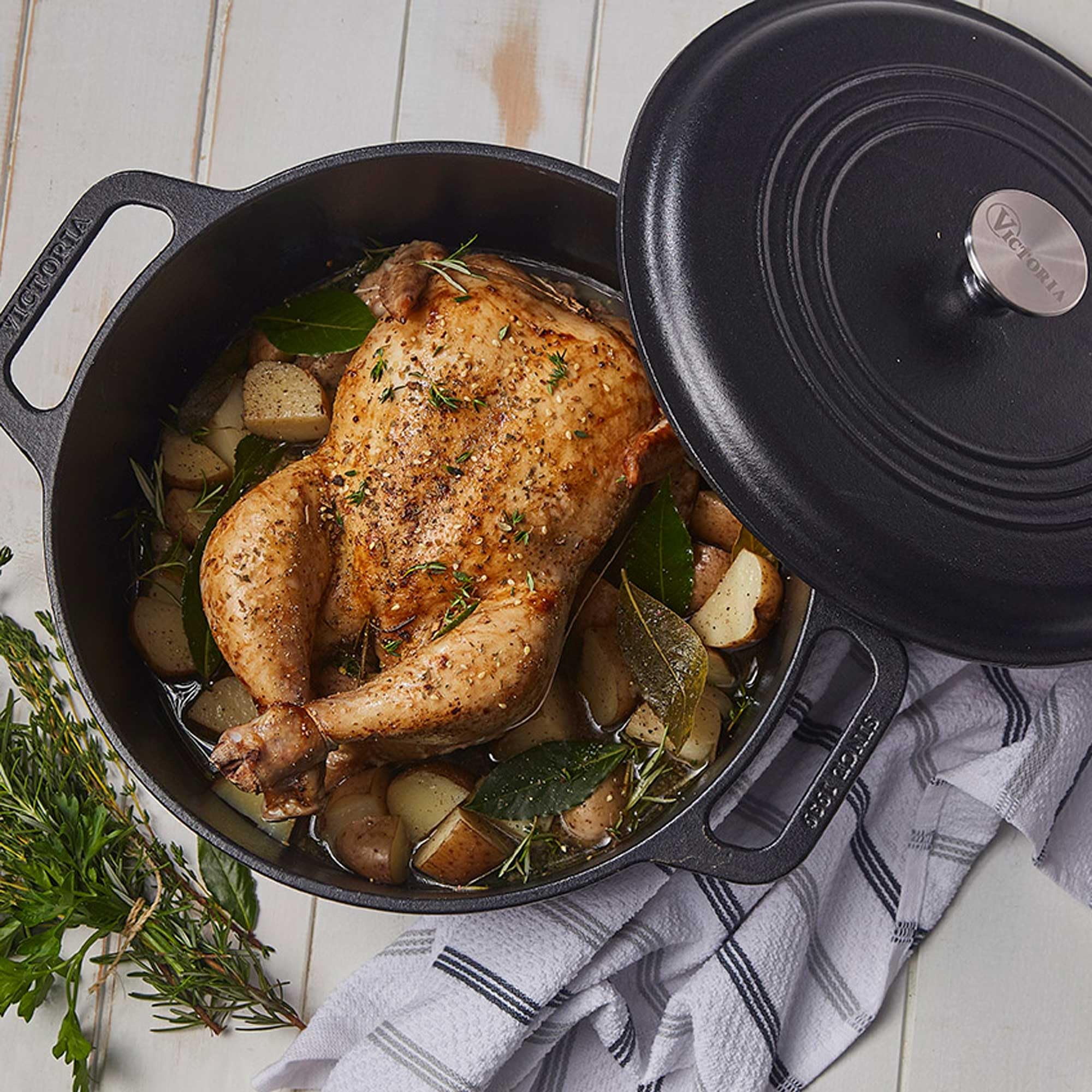 Victoria Horno Holandés Inducción Hierro Fundido Esmaltado 25cm, Cocotte 3,8L, sin PTFE ni PFOA, Apto para Fuego, Barbacoa, Horno, Vitrocerámica, Gas