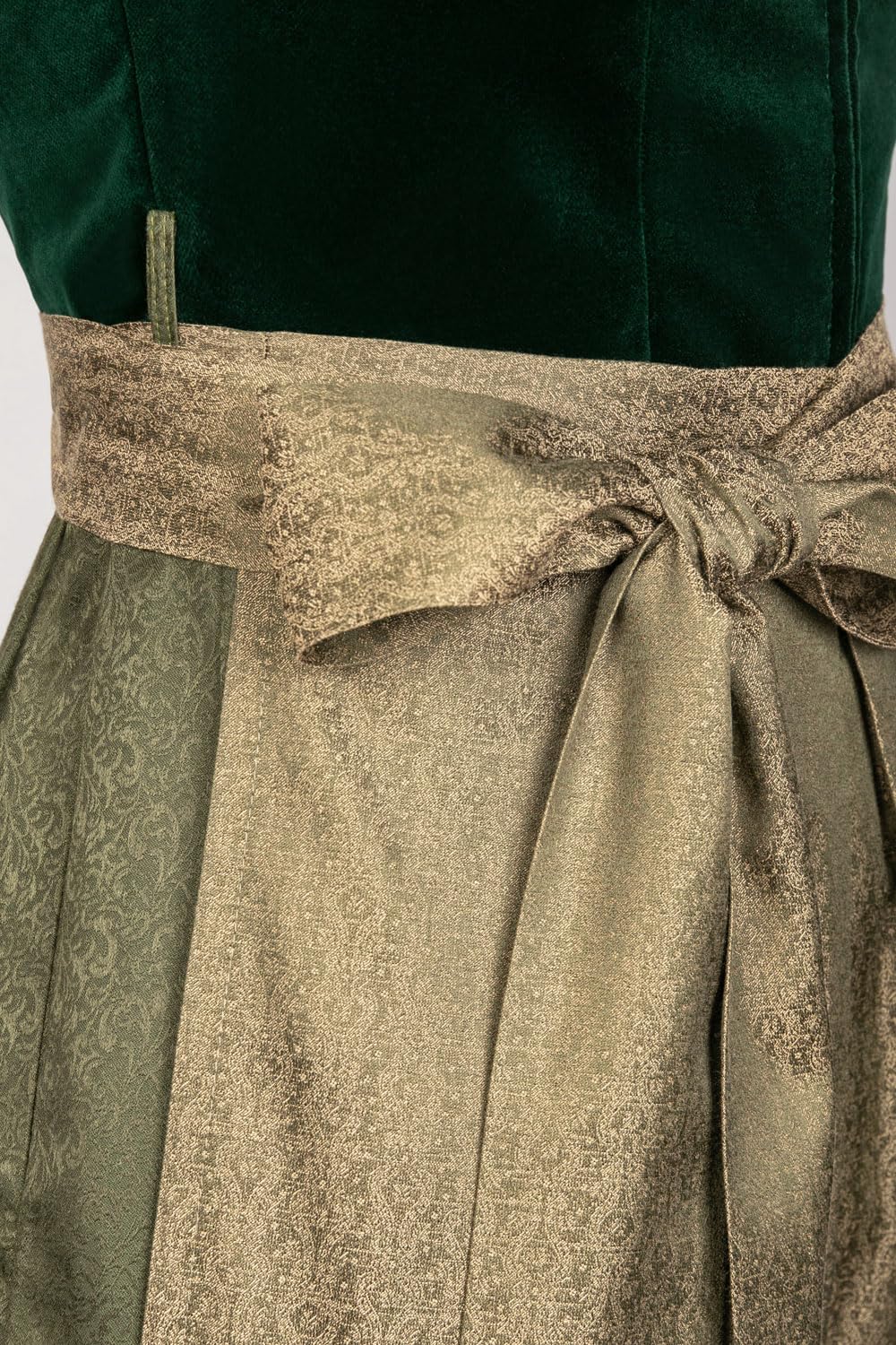 Edelnice Trachtenmode Midi Dirndl Livia Samt Grün inkl. traditioneller Dirndlschürze