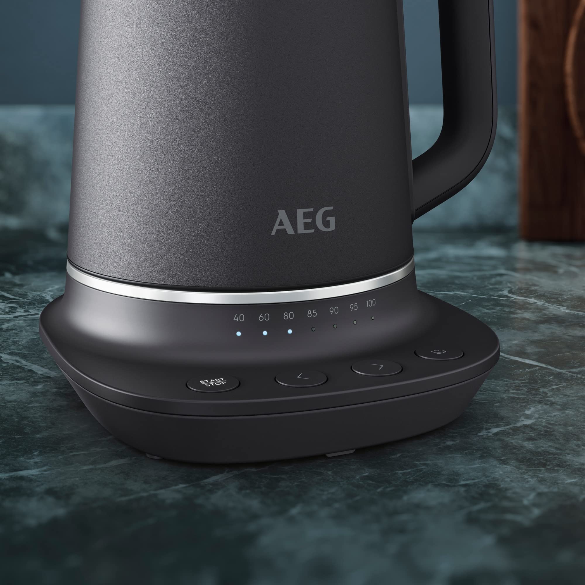 AEG Wasserkocher, 7 Temperaturstufen, 3-fache Sicherheitsabschaltung, Warmhaltefunktion, 1,7 Liter, Tropfschutz, Einfache Reinigung, 360° Basis, Anti-Rutsch, LED-Anzeige, Grau, K7-1-6BP