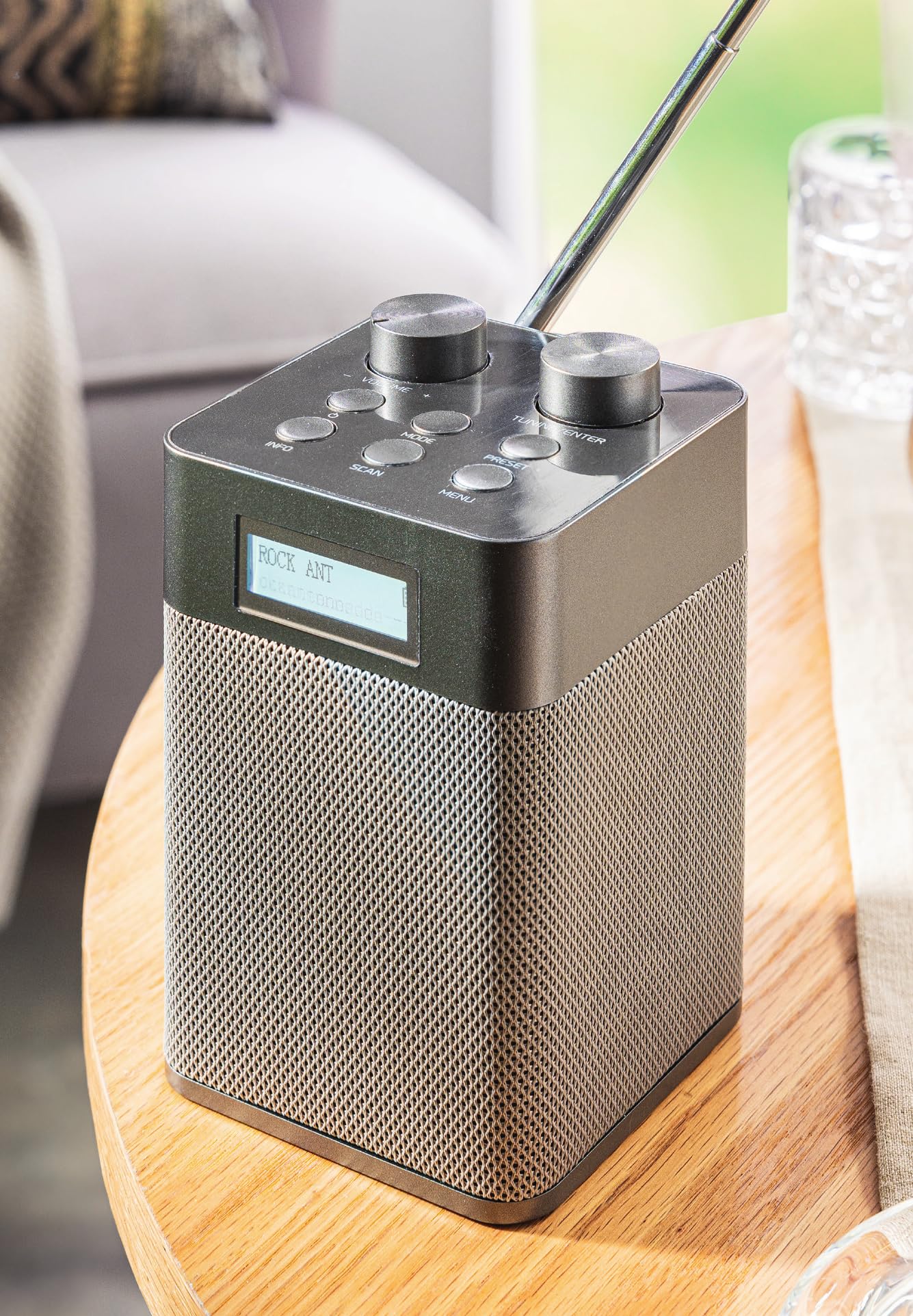 NEWTRO Tragbares DAB-Radio Vertikal - 2.200mAh Akku-Power für DAB/FM/BT- & USB-Wiedergabe inkl. Ladekabel und ausziehbarer Teleskopantenne