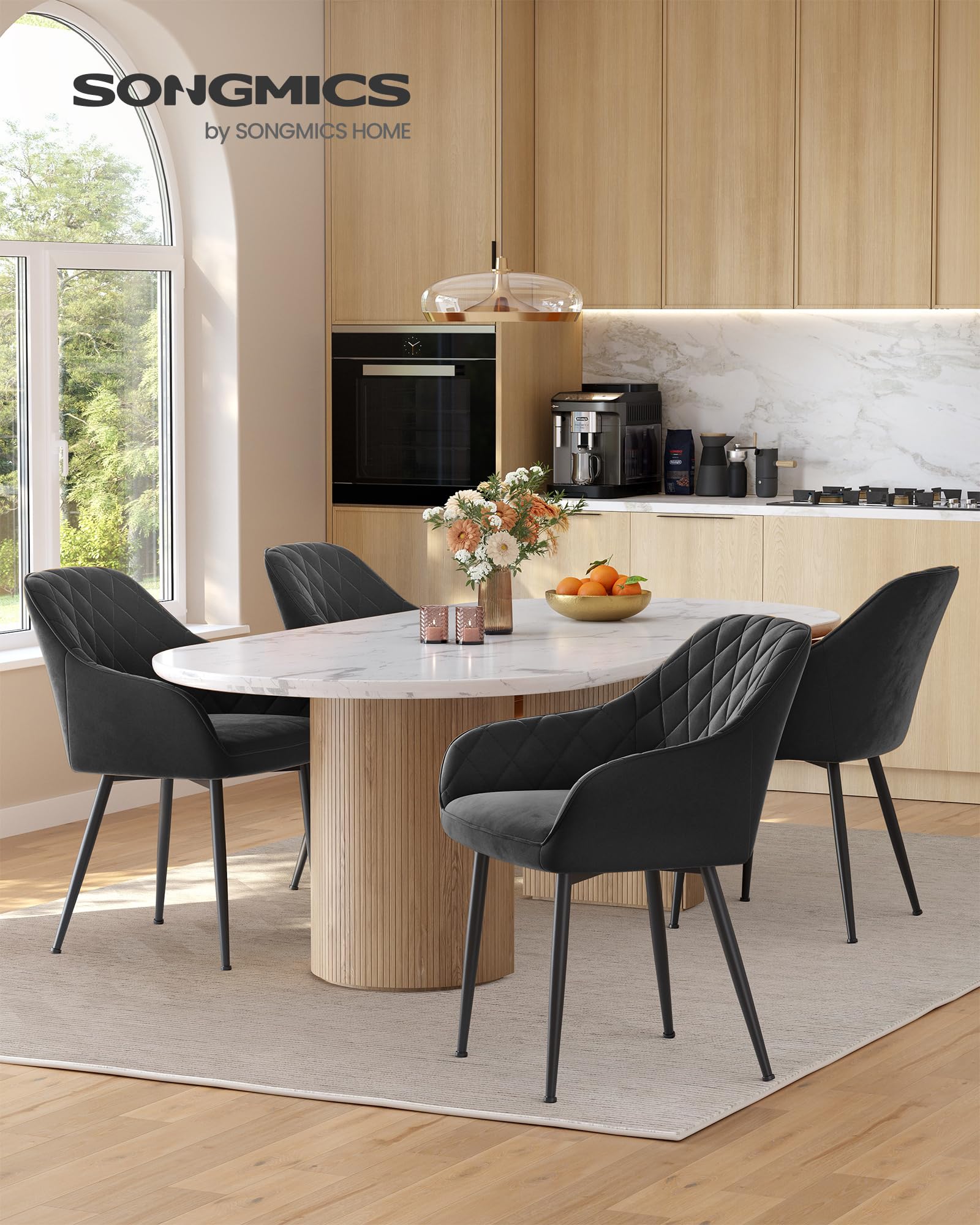SONGMICS Silla de Comedor, Silla de Cocina, Sillón de Terciopelo, Silla Tapizada con Reposabrazos, Carga Máx. de 120 kg, Patas de Metal, para Comedor, Cocina, Negro Tinta LDC088B01
