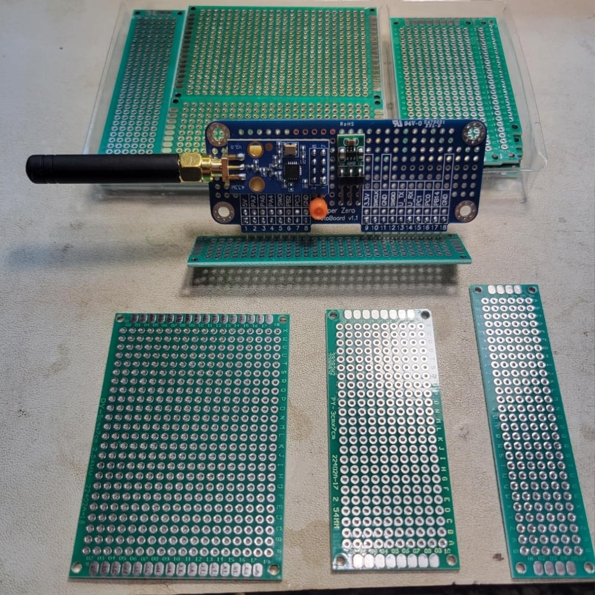 Miuzei 90 pezzi PCB Board Kit, 12 schede forate double face, 13 bande per penne, 10 morsetti a vite, 25 ponticelli per cavi, compatibile con Arduino per progetti elettronici fai da te