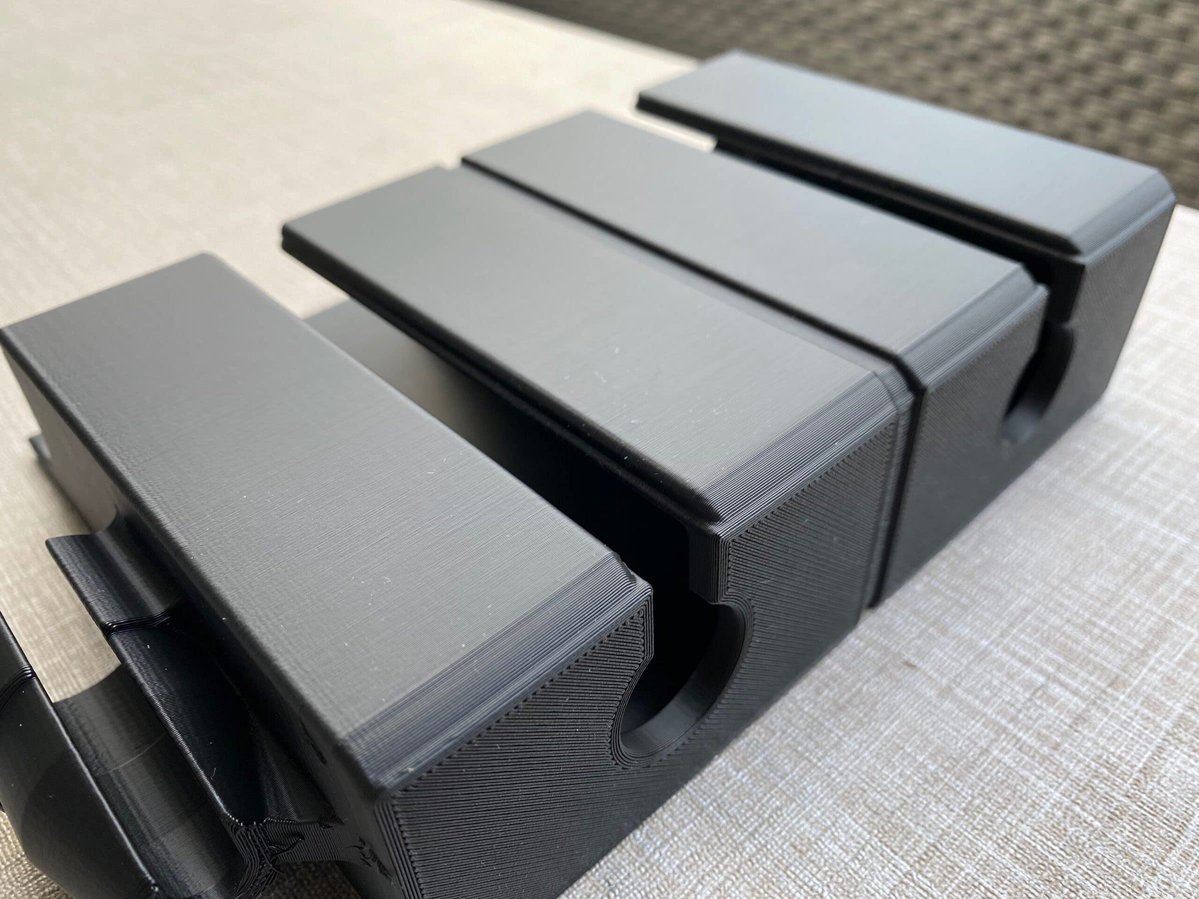 Soporte de pared para el cargador Giant Smart Charger de tipo L para bicicleta eléctrica.