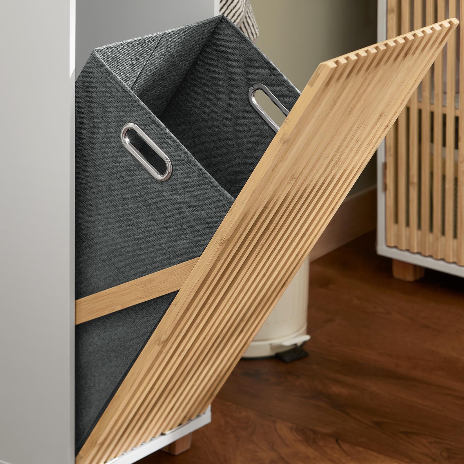 SoBuy Badezimmerschrank mit Wäschekorb für Badezimmer 32x85x33cm Weiß-Natur | Kompakter Badschrank mit Wäschesack, Platzsparend – Wäscheschrank – Badmöbel aus MDF und Bambus, BZR126-W