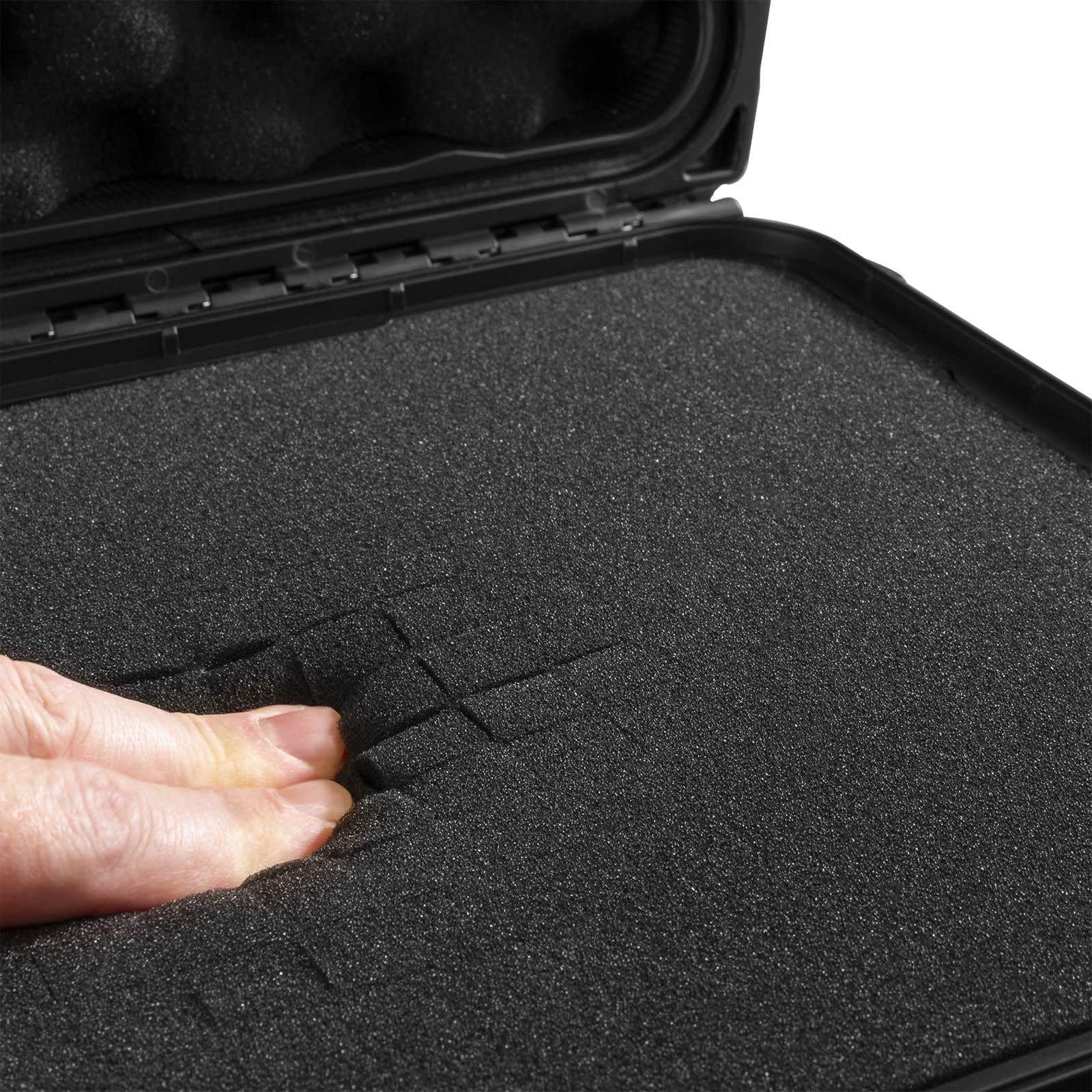 Power Dynamics GIGcase22 Maleta Rígida Universal con Espuma Interior, Impermeable y Resistente – Estuche de Transporte Profesional para Cámaras, Fotografía, DJ o Electrónica. Color Negro Robusto