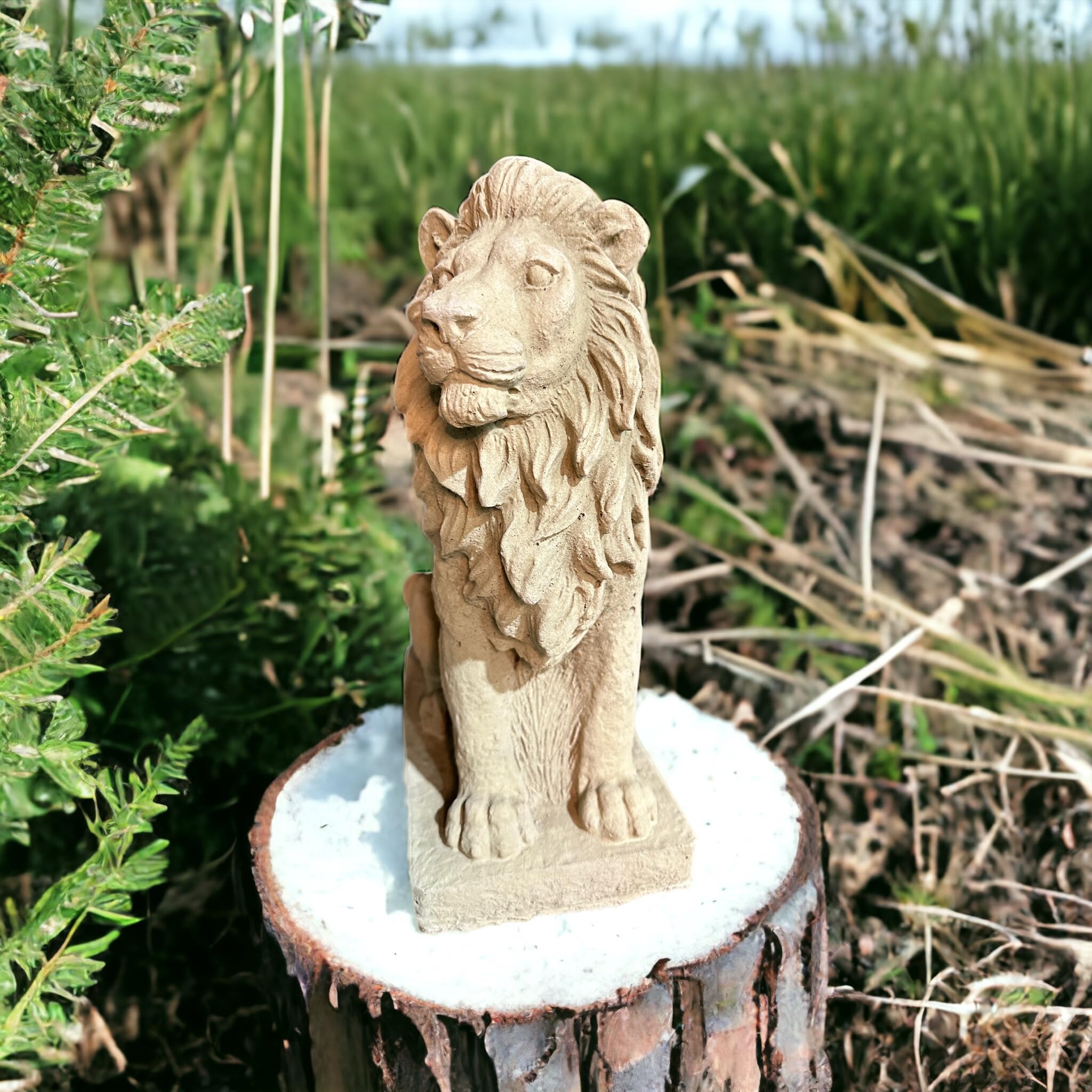 OriginalPaul Skulp & Betondesign Frostfeste Löwenfigur Lev auf Sockel aus Deutschland - Robuste Steinfigur für Garten und Terrasse