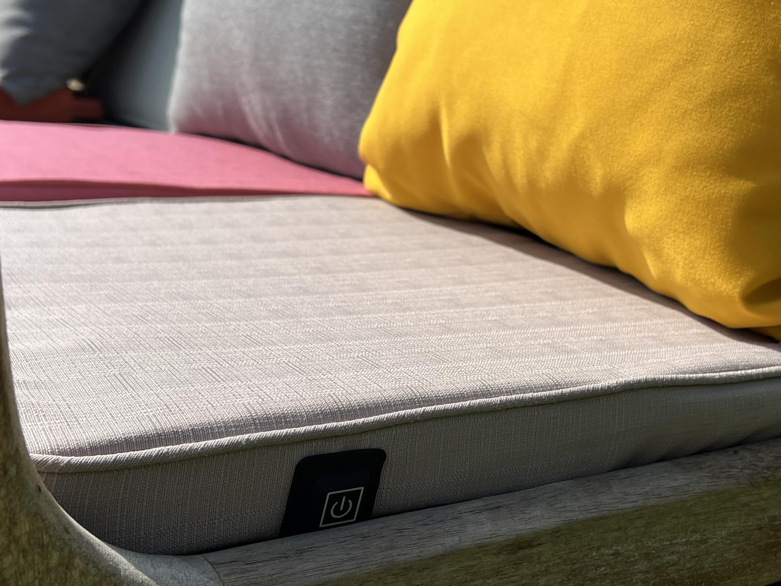Coussin de banc de jardin chauffant pour éliminer l'assise froide sur votre terrasse