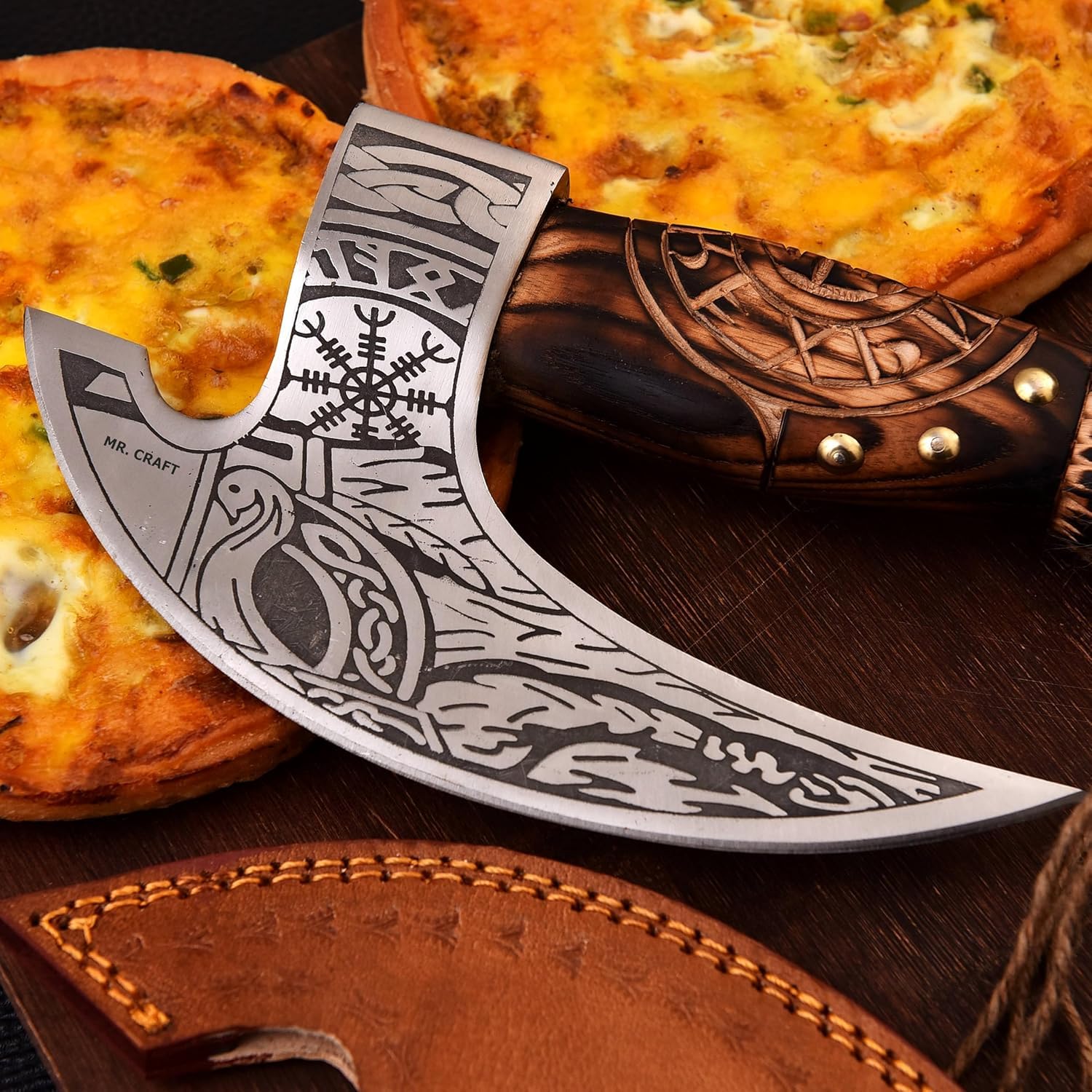 Hanseküche Pizzasnijder – pizzames bijl met Viking-runen en bescherming van leer – wiegmes voor pizza, kruiden, mes, riem mannen, cadeau (zilver