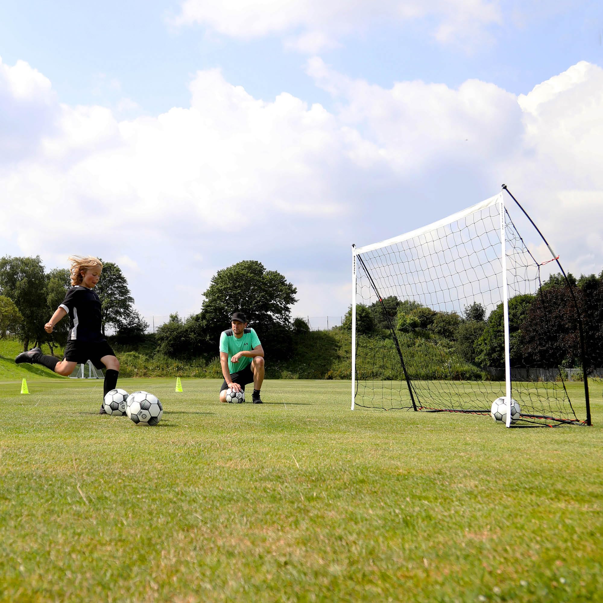 QUICKPLAY Kickster But de Foot Enfant Extérieur avec Filet de Football – Cage de Foot Portable 240×150 cm & 180×120 cm