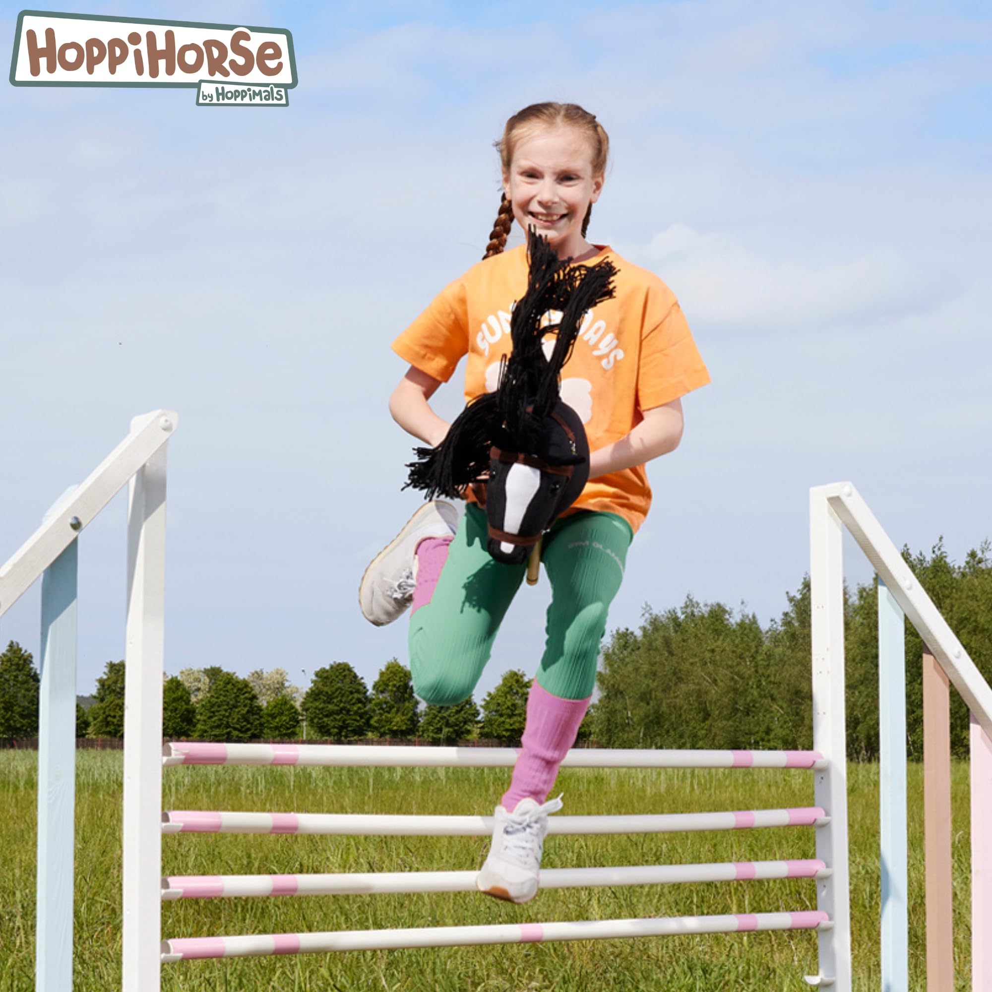 HOPPIHORSE-Edizione Sportiva Hobby Horse A4, Cavallo con bastone con cavezza, redini, tracolla, coda e impugnatura in silicone, Hobby horse cavallo di alta qualità in peluche in una confezione regalo