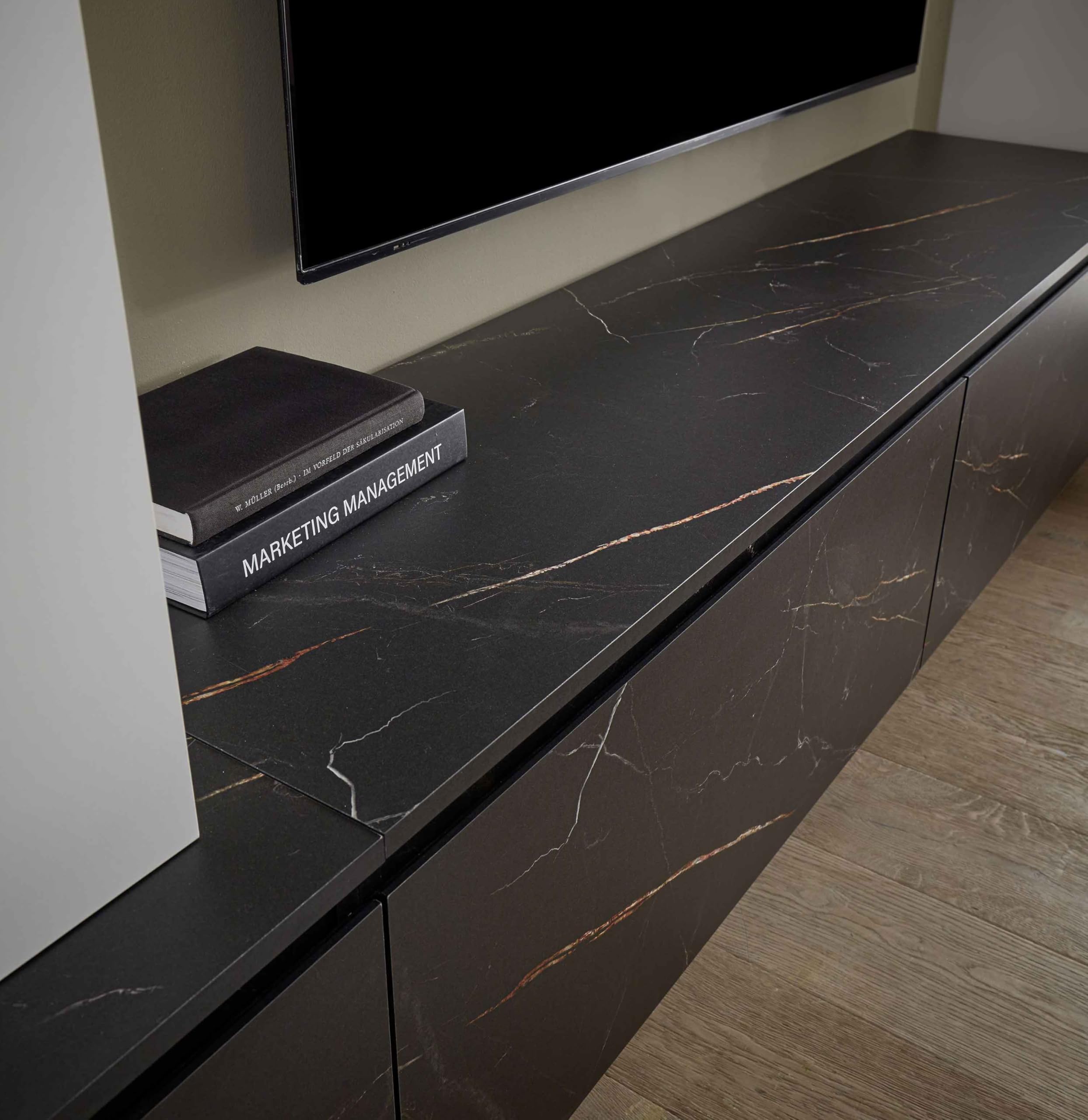 AVANTI TRENDSTORE - Wiara Parete attrezzata Bianco/Effetto Ceramica con 2 ante battenti, 3 ante a ribalta.
