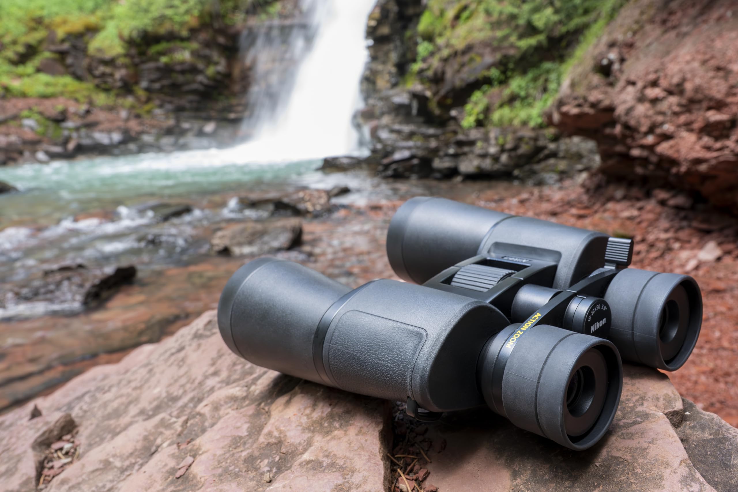 Nikon Action 10-22x50 Fernglas (leicht zu Tagen und zu bedienen, Gute räumliche Sicht, für Wanderungen, Reisen und Naturbeobachtung, für Brillenträger geeignet)