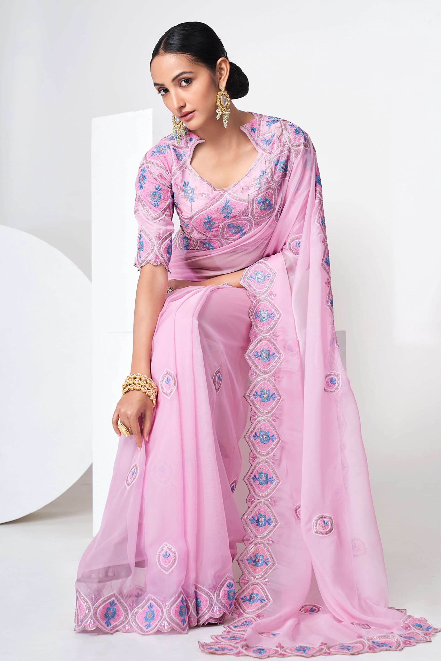 FUSIONIC This baby pink saree features a beautiful organza base, which adds a subtle sheen and delicate texture to the fabric. 2