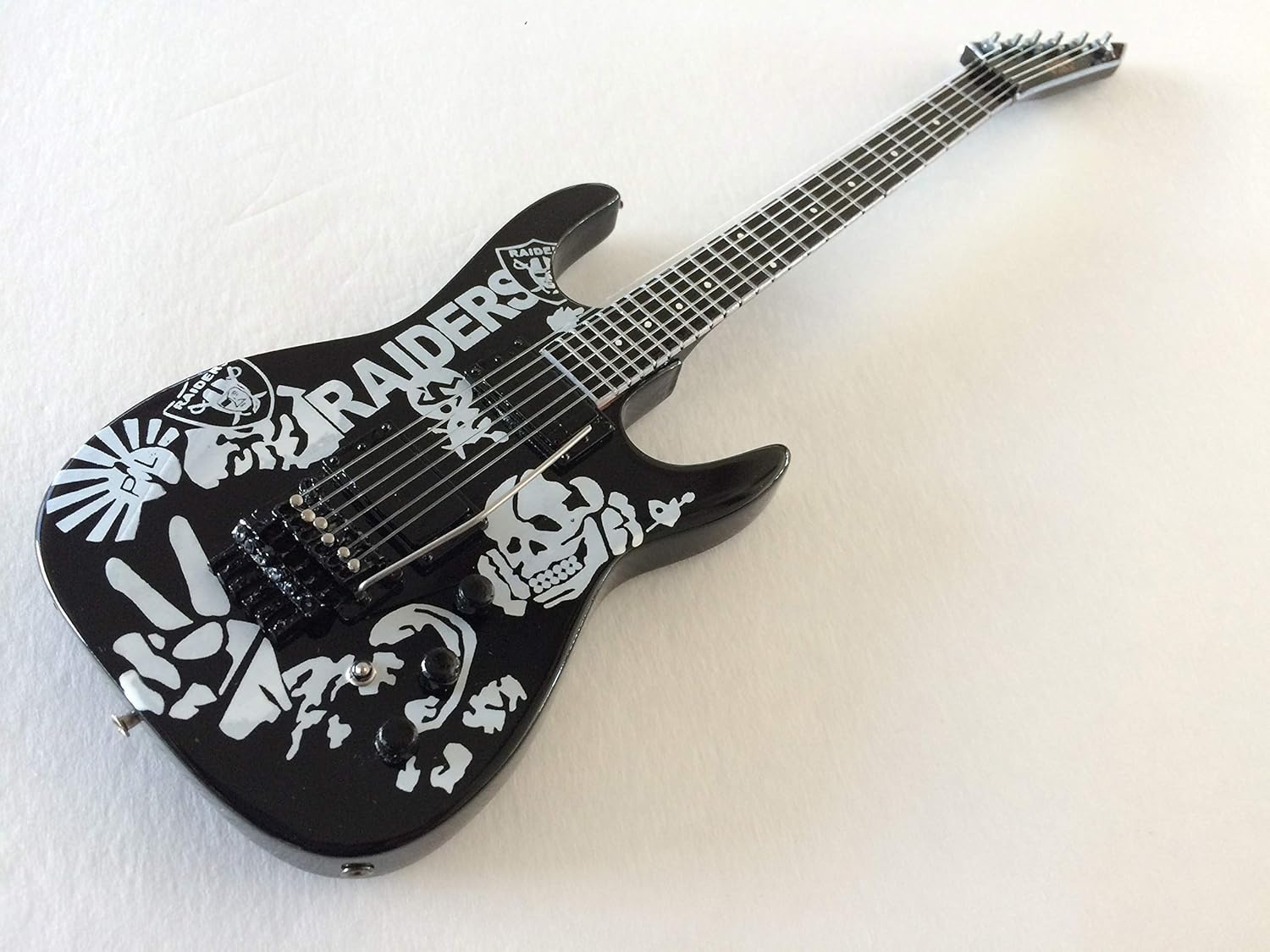 Amazon Co Jp Fan Merch ジェフ ハンネマン署名襲撃者はミニギターのレプリカのグッズをトリビュート 黒と白 Diy 工具 ガーデン