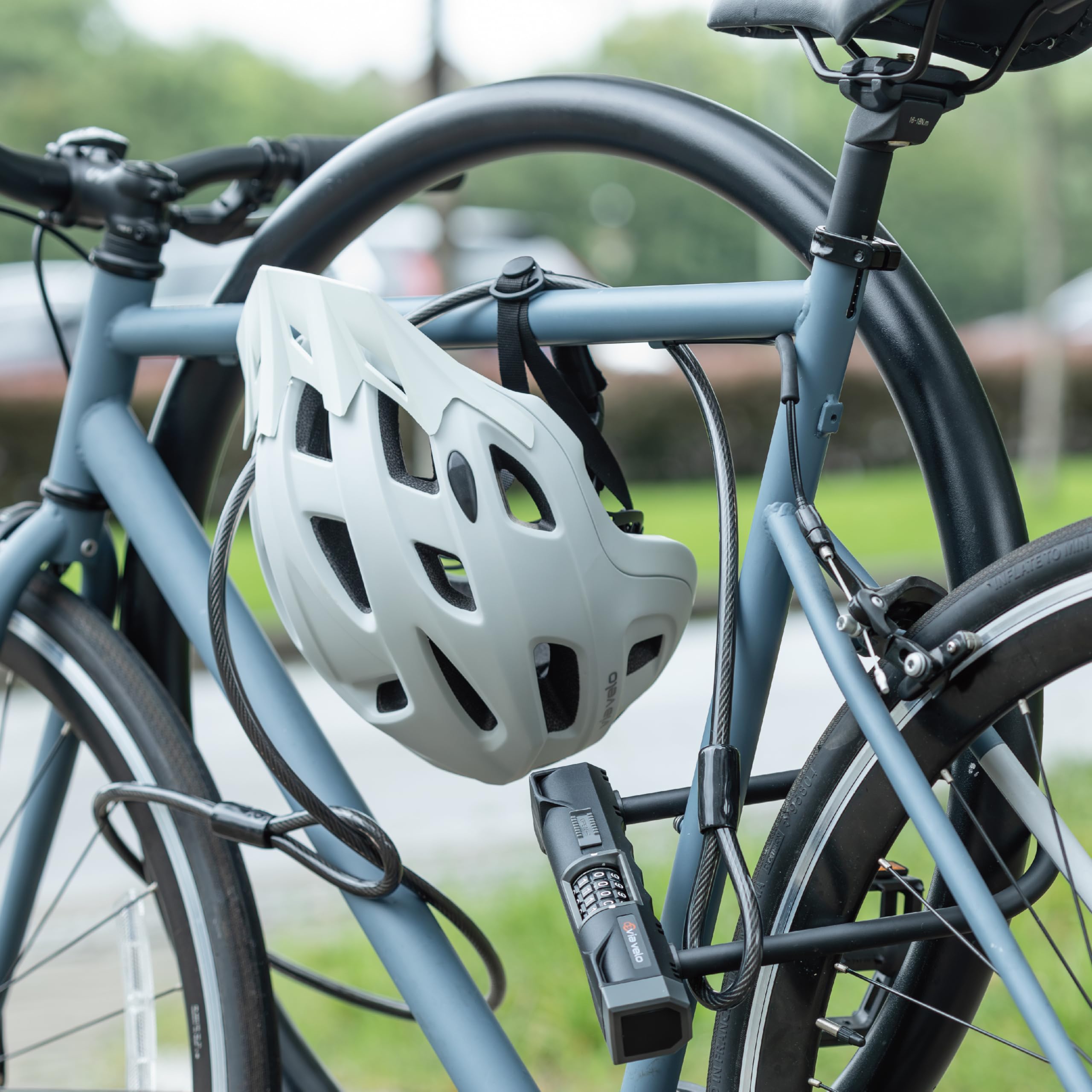 Via Velo Candado en U resistente con combinación reajustable de 4 dígitos y cable de acero de 5 pies, antirrobo para bicicletas, scooters y bicicletas eléctricas