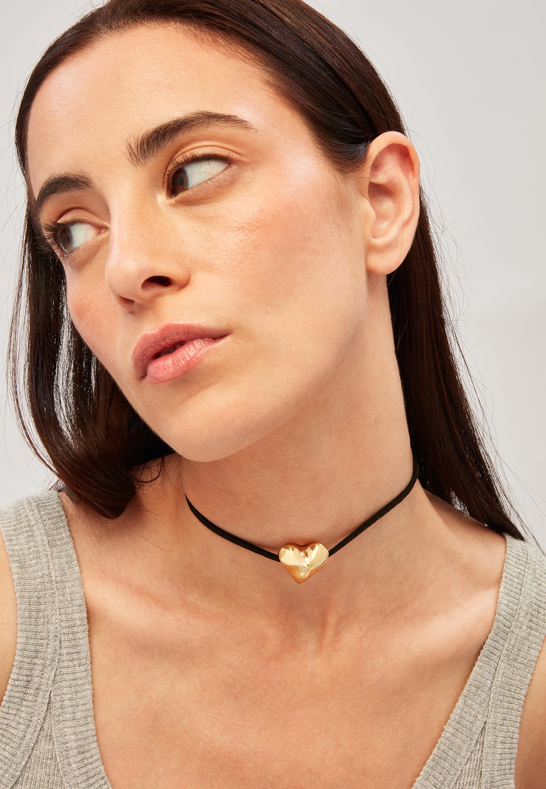 Breil, Collezione Big Heart, Choker Donna con Cordino in Camoscio Nero Dotato di un Elemento Bombato in Acciaio Lucido a Forma di Cuore, Finalini in Acciaio, Lunghezza 110 cm