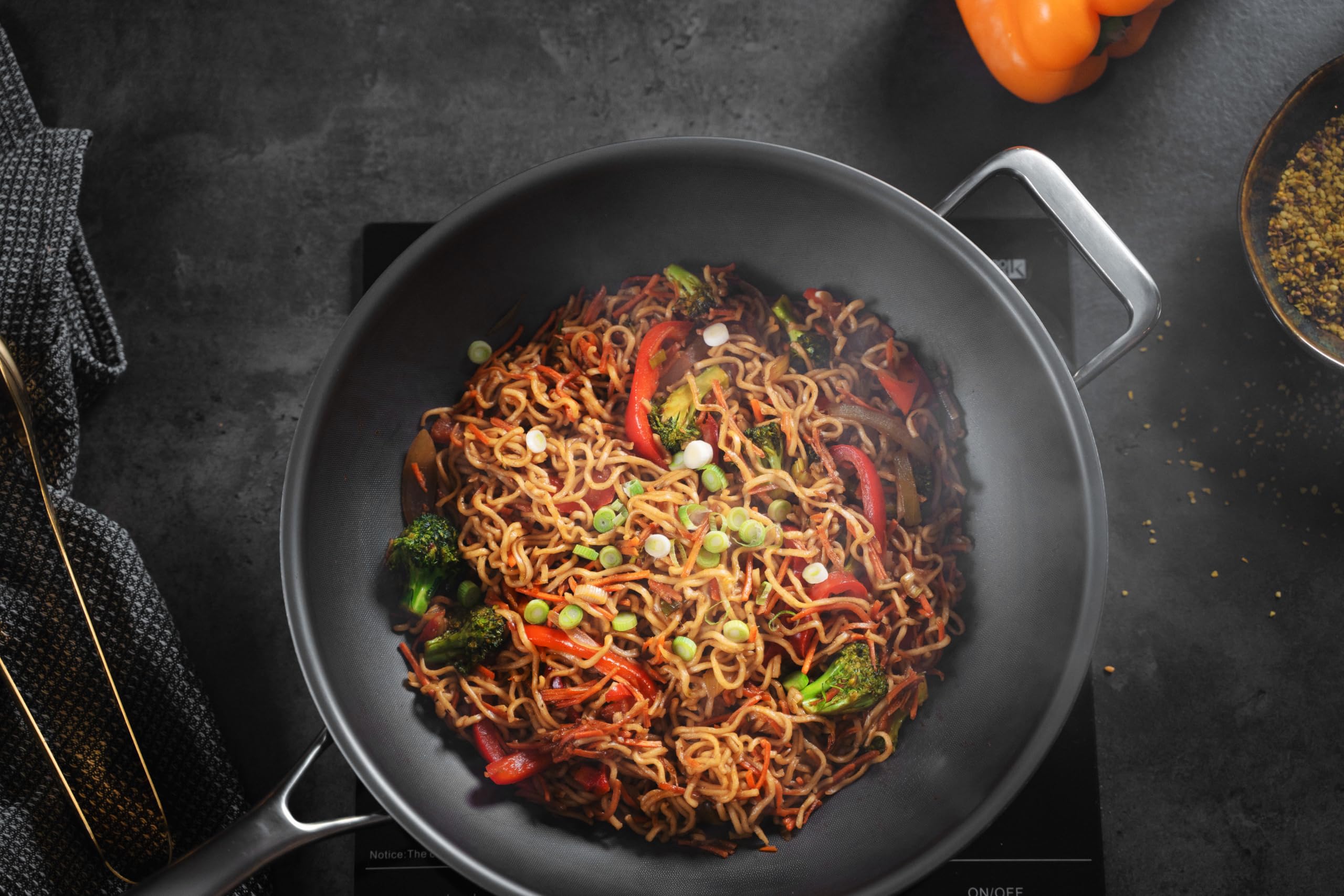Onyx Cookware ZERO Wokpfanne 30 cm – Natürliche Antihaft aus Edelstahl | Ohne chemische Beschichtung; PFAS- & PTFE-frei; nano-texturierter Edelstahl; kratzfest; für alle Herdarten; ofenfest
