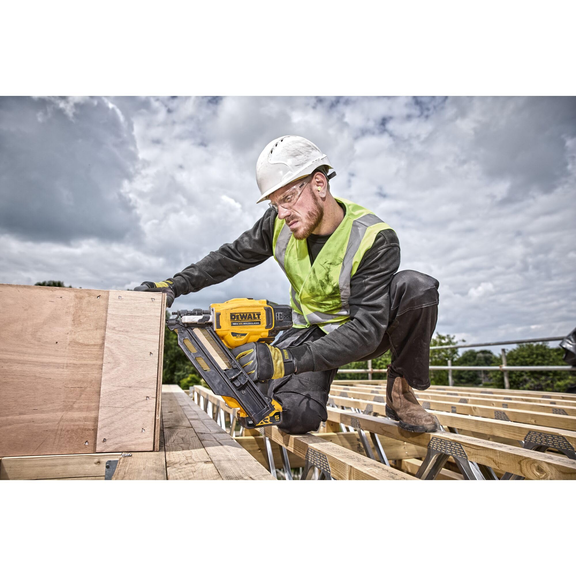DEWALT - Cloueur à Charpente XR 18 V Brushless Nouvelle Génération, Inclue 2X Batteries 18V 5Ah, 1 Chargeur, DCN930P2-QW