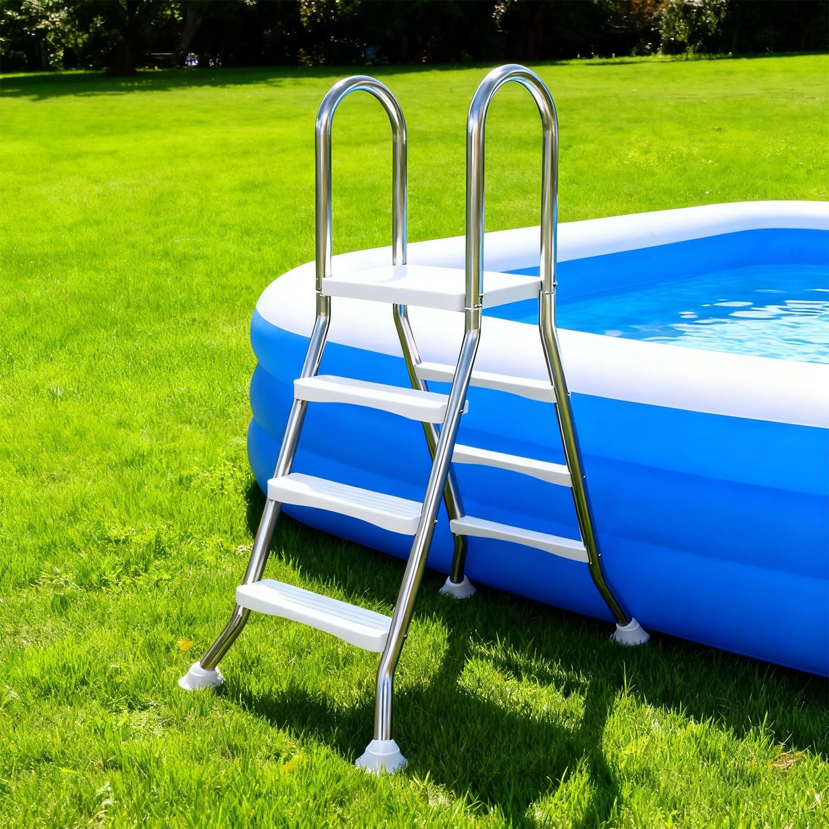 Échelle de piscine hors sol pour sécuriser la baignade des enfants en été