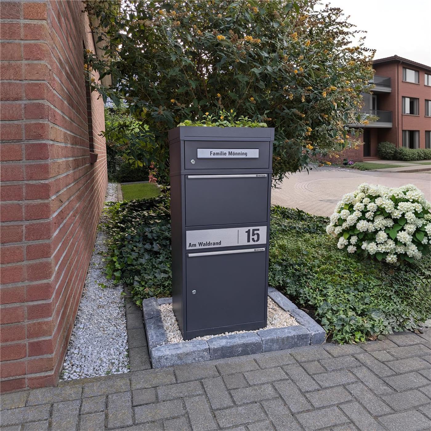 Metzler Paketbriefkasten mit Pflanzdach und Paketfach in Anthrazit RAL 7016, abschließbar und wetterfest, personalisierbares Edelstahlnamensschild, freistehend, robust, für große Pakete