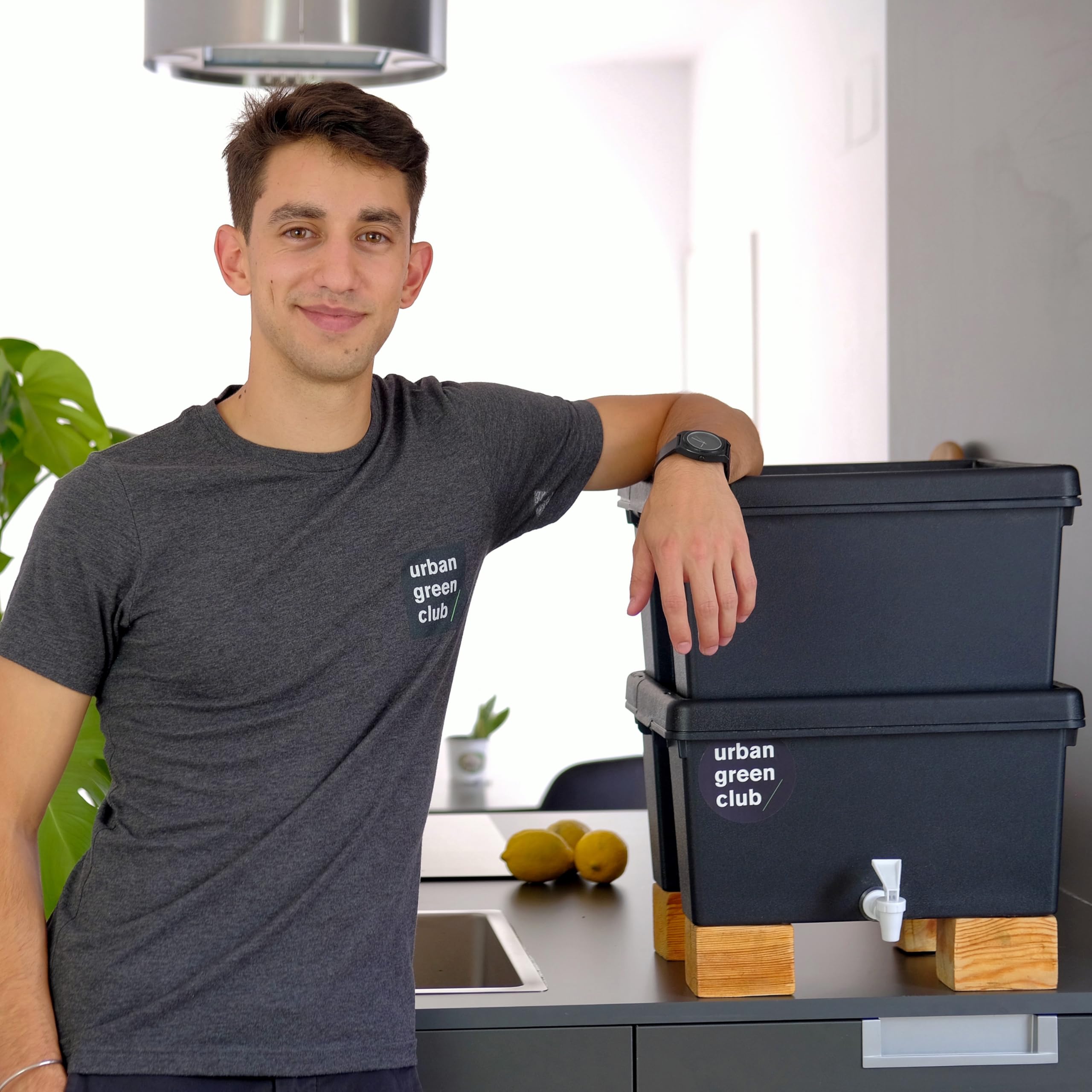 Lombricompostera Domestica 32L de Plastico Reciclado con Grifo Vermicompostaje Natural para Restos Organicos Cocina Balcon Terraza Compostaje Limpio con Diseño Compacto Fabricada en España