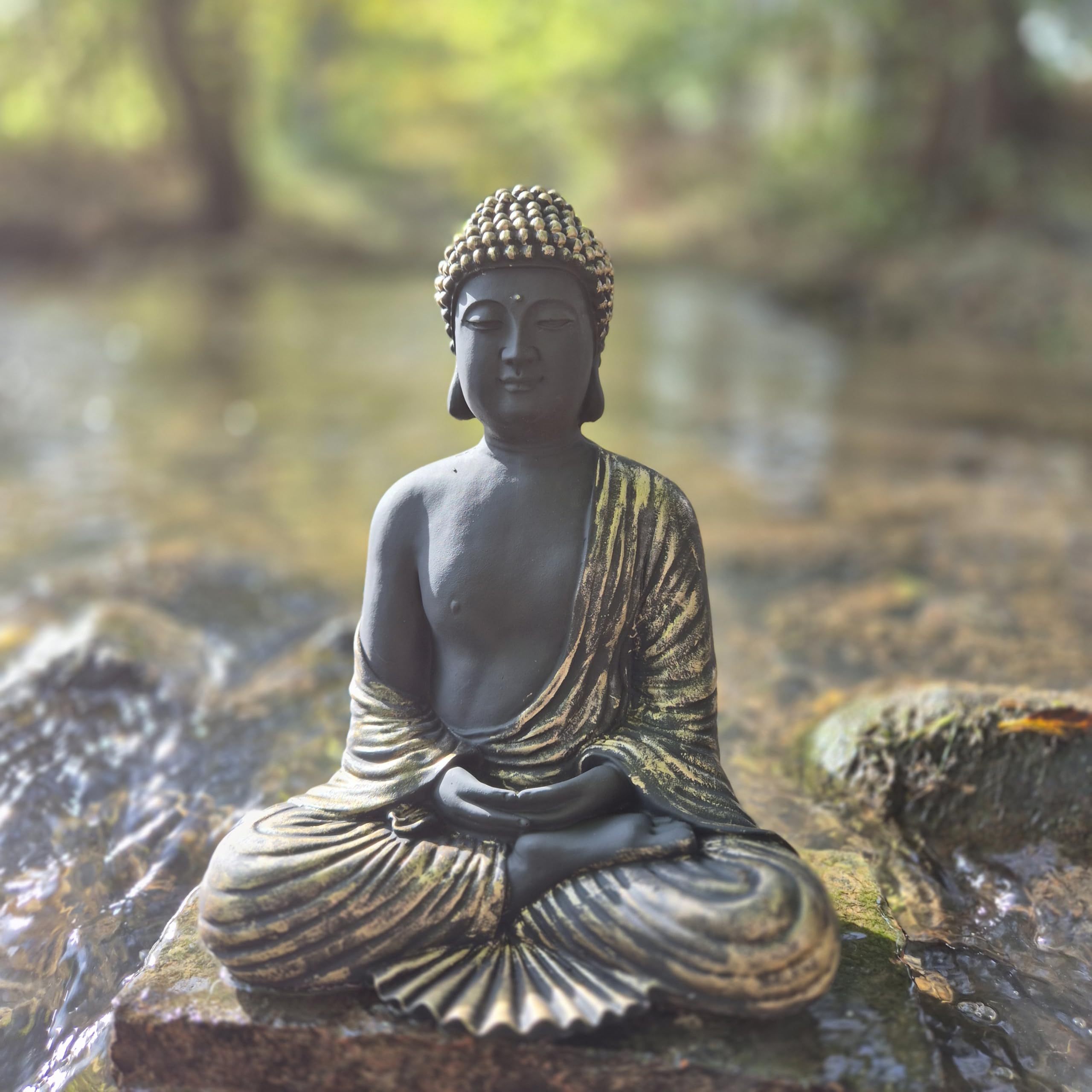 FABRIQ Statuette de Bouddha en pierre doré/noir - Feng Shui - Décoration jardin zen extérieur - 30 cm - Résistant intempéries