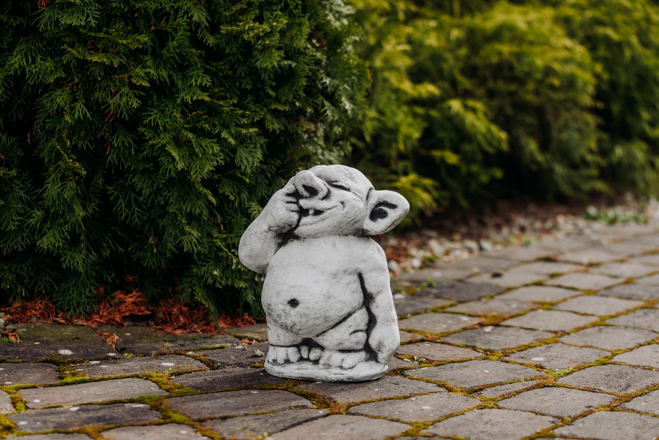 gartendekoparadies.de Lustiger XXL Riesen Troll Figur mit Finger in Nase, Höhe 31 cm, Stellfläche: 21 x 13 cm, Grau, 15 kg aus Steinguss Frostsicher für den Außenbereich