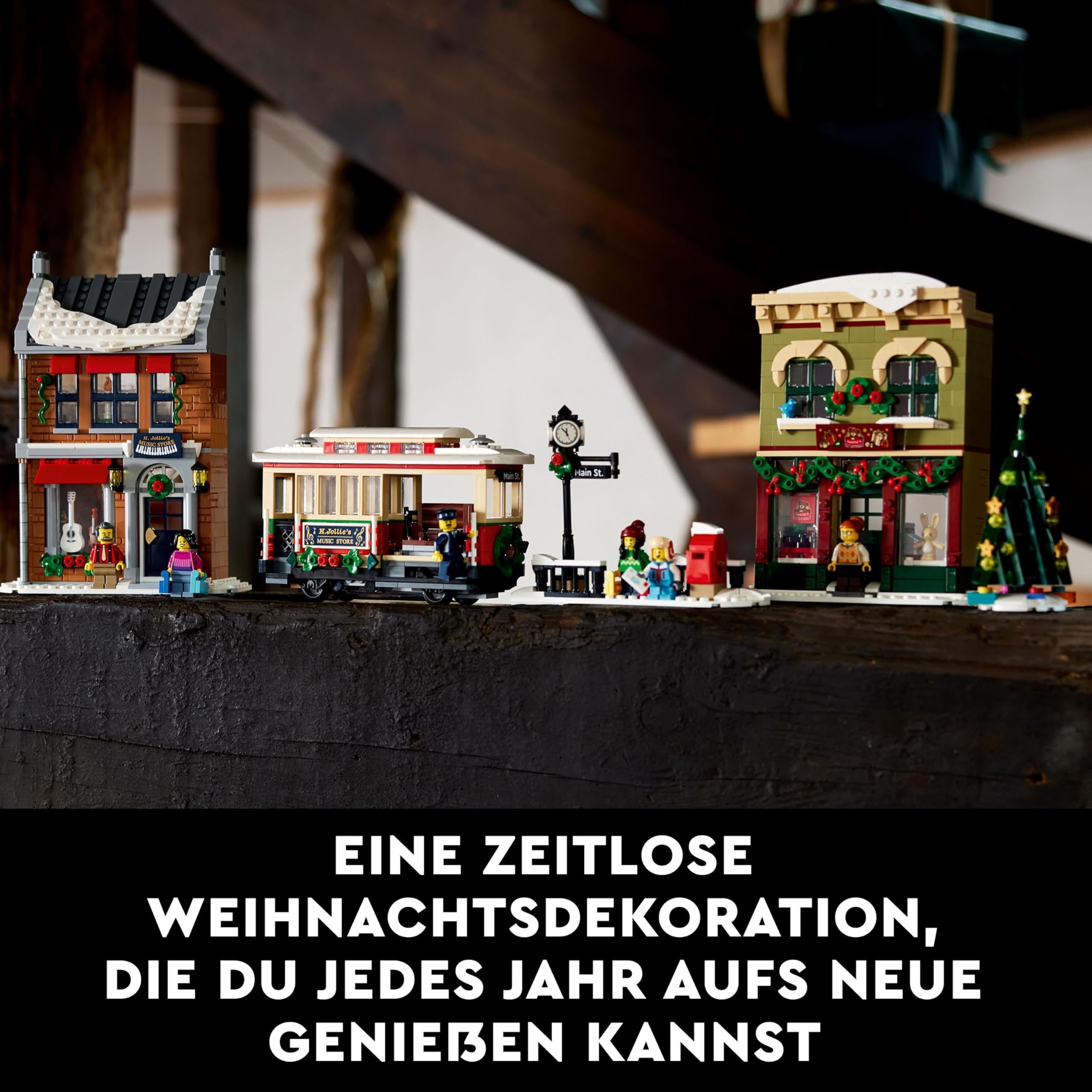 LEGO 10308 Icons Weihnachtlich geschmückte Hauptstraße, Winterdorf Modellbausatz mit Straßenbahn, Geschäften, Zubehör und Weihnachtsdekoration