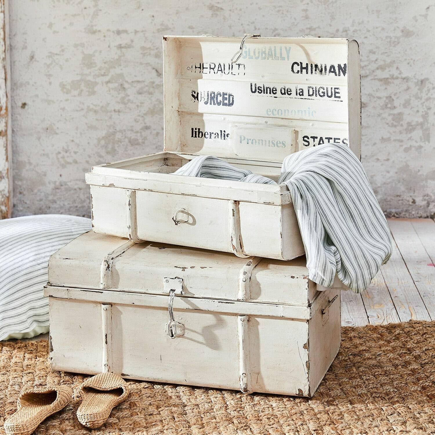 2er Set Truhen Riga Im Vintage-Koffer-Design – Stapelbar, Antikweiß, Aus Eisen, Für Aufbewahrung Oder Als Sitzbank
