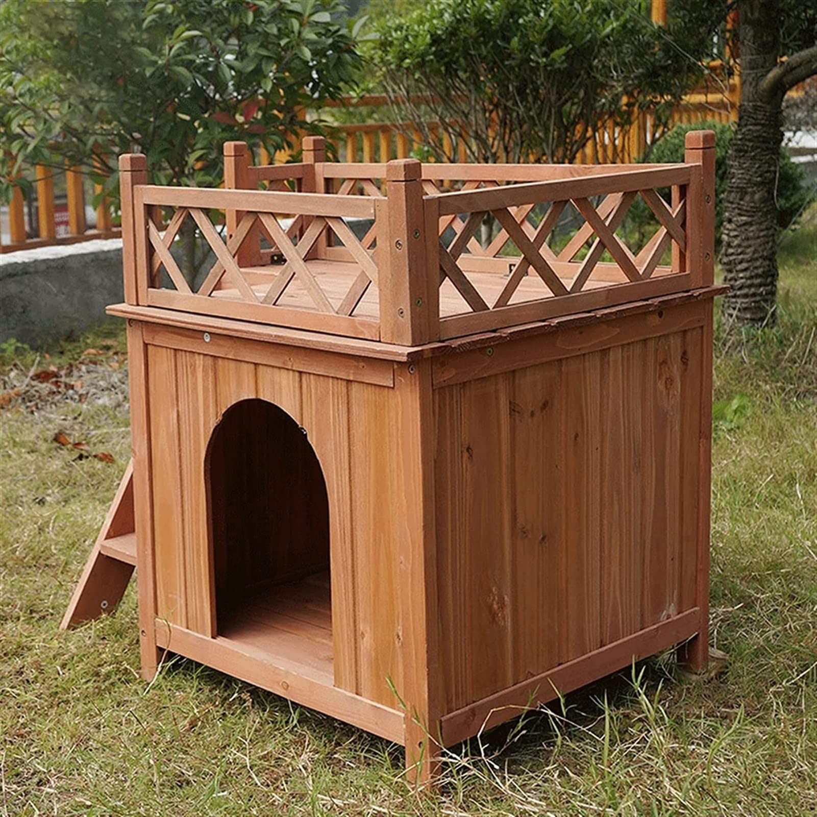 Pet Dog House Drewniany pokój dla psa Schronienie ze schodami Podniesiony dach i łóżko balkonowe do użytku wewnątrz i na zewnątrz Drewniany domek dla psa