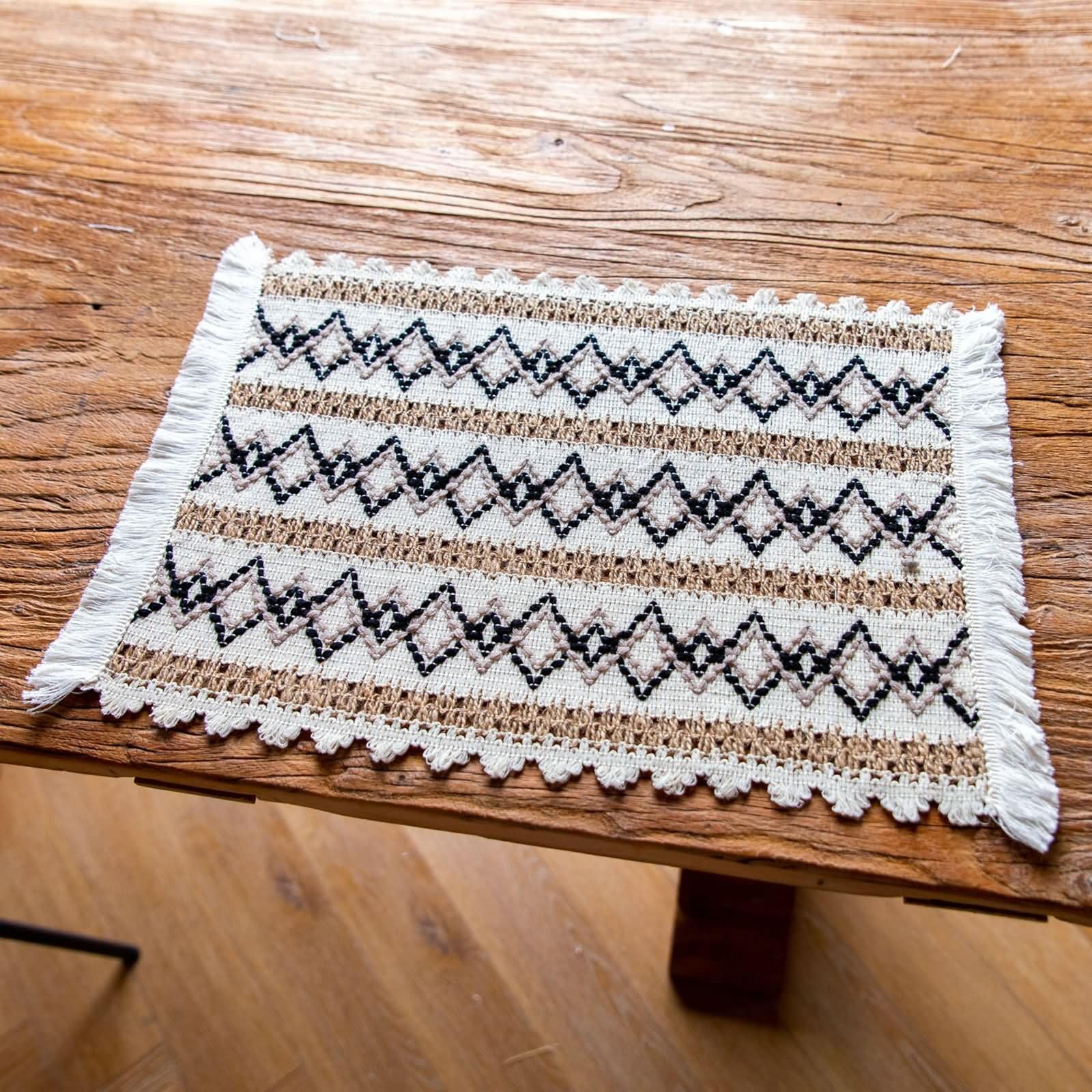 Prostokątne podkładki do jadalni 4 zestawy, 40 x 30 cm bawełna len zmywalne maty stołowe brązowy czarny biały, tkany romb w kształcie frędzli
