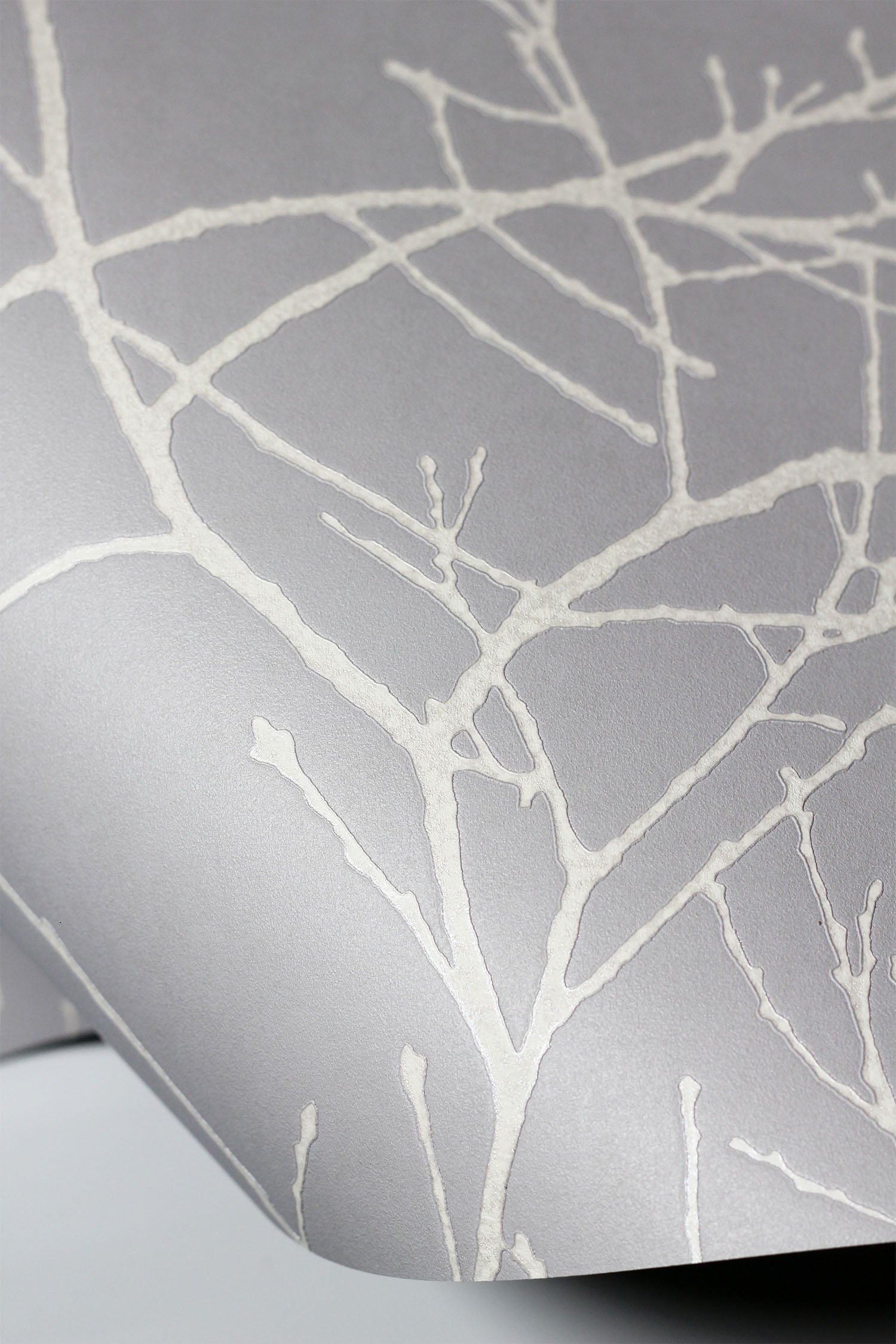 Newroom Vliestapete Vinyl Tapete mit Baummuster Grau Weiß Creme in edelster Ausführung, außergewöhnliches Tapeten Muster in moderner Landhaus Natur Optik für Design Liebhaber, inkl. Tapezier Ratgeber