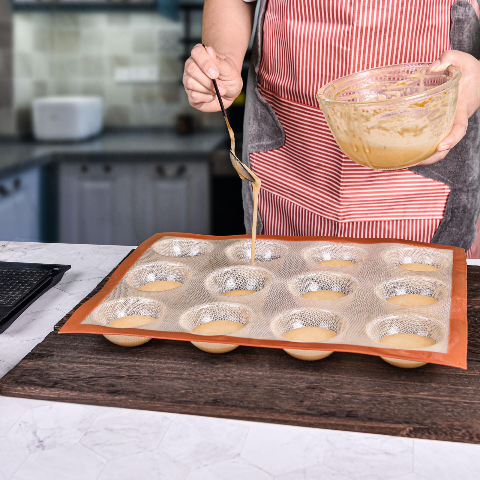 SANTOW Antihaft-Silikon-Muffinform, 12 Muffin-Backform, 12 Muffinformen, perfekt für Eier-Muffin, große Cupcakes, Törtchen und mehr, BPA-frei und spülmaschinenfest