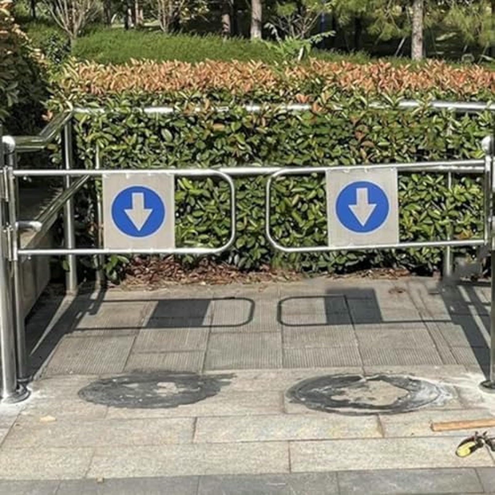Cancello automatico a battente - Porta metallica unidirezionale a 90° per aree ad alto traffico - Soluzione sicura per il controllo degli accessi per uso commerciale - Migliora la sicurezza e