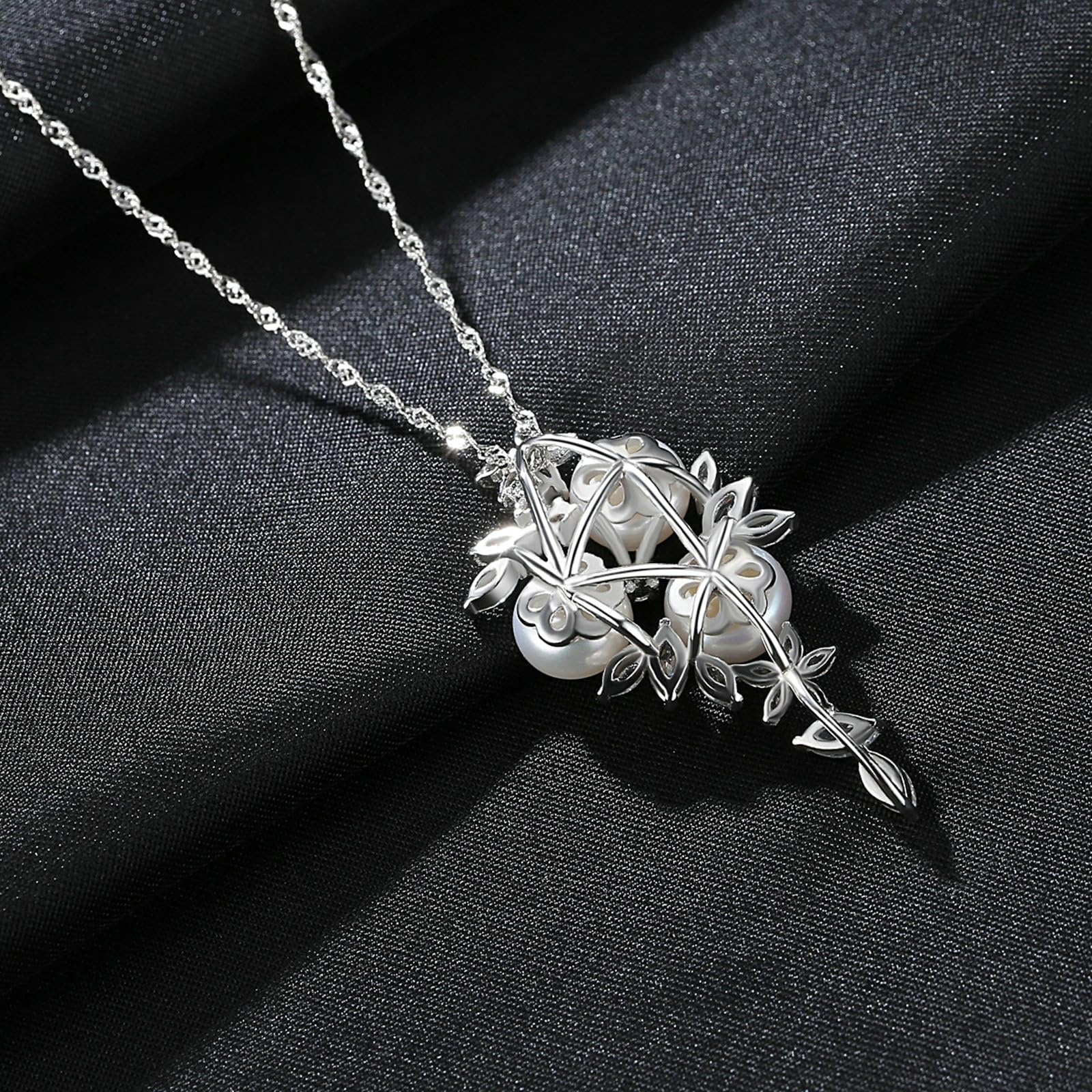 Naszyjnik damski 375 585 750 białe złoto, łańcuszek z zawieszką z białą perłą i kwiatowymi liśćmi z diamentowym łańcuszkiem 45 cm ślub panna młoda