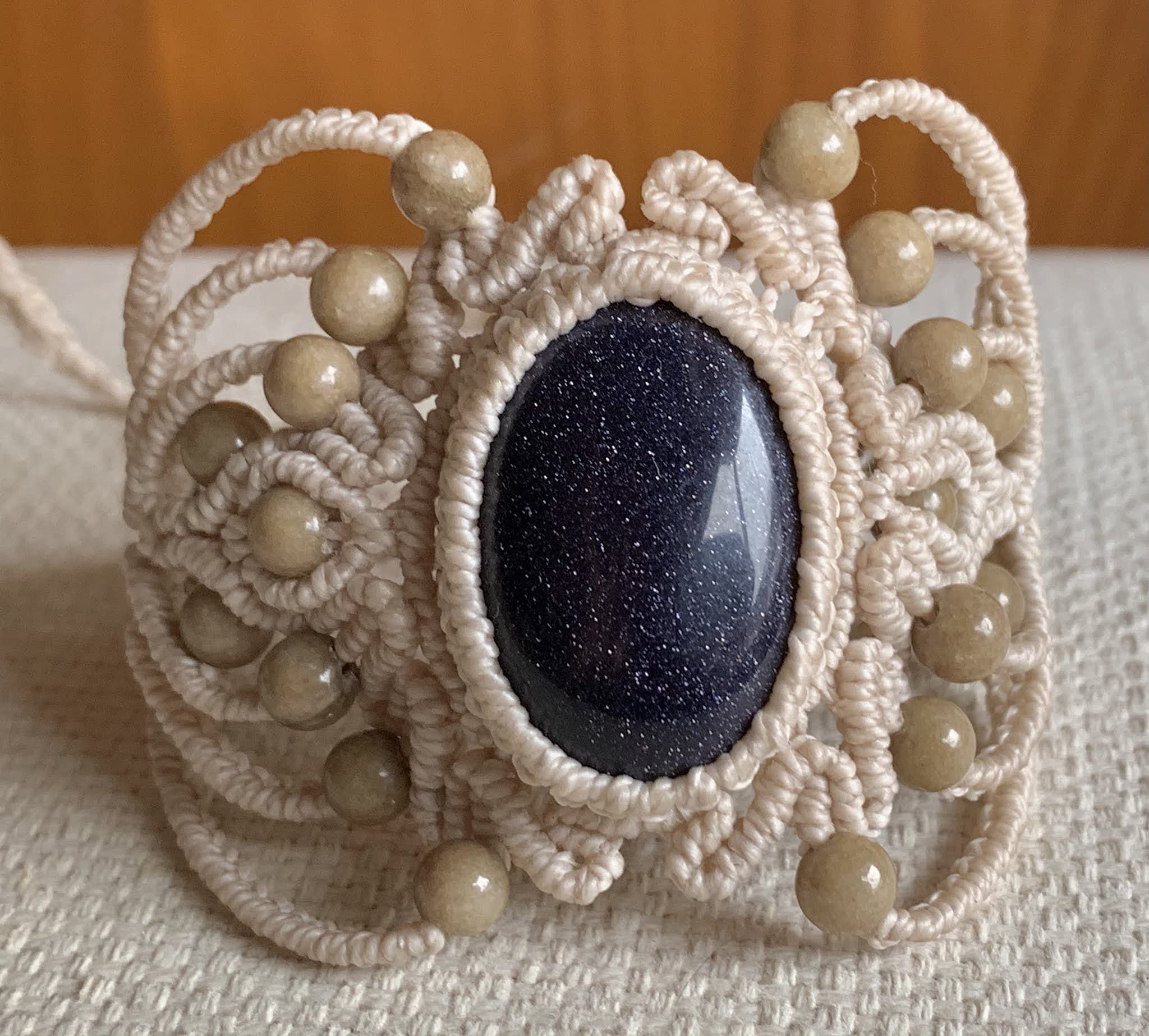 Brazalete macramé hecho a mano con hilo encerado y piedra blue sand engarzada