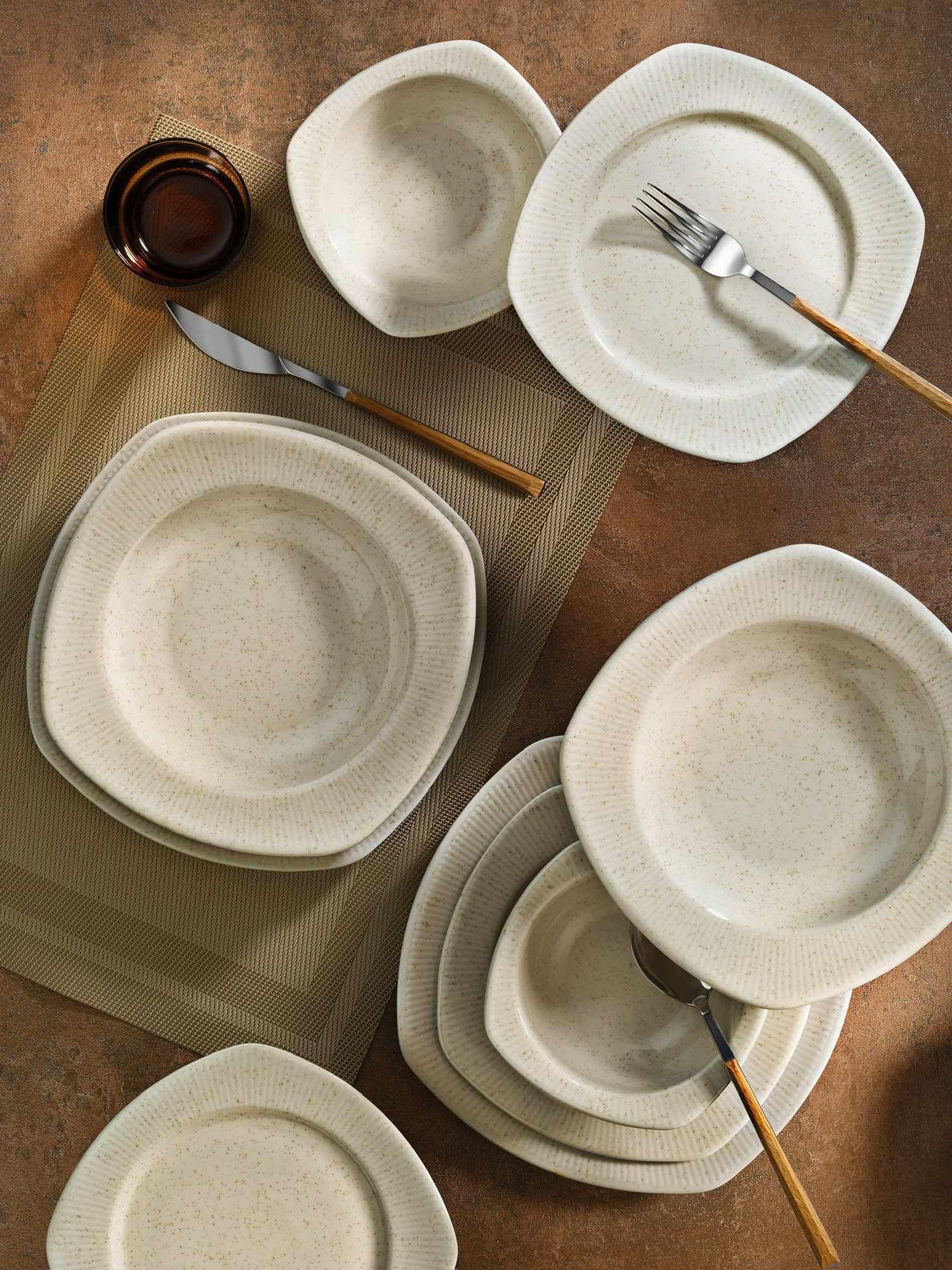 Elegancki 24-częściowy serwis obiadowy, 100% porcelana, krem i cynamon | w zestawie talerze do serwowania, miski i talerze deserowe | można myć w zmywarce i używać w kuchence mikrofalowej