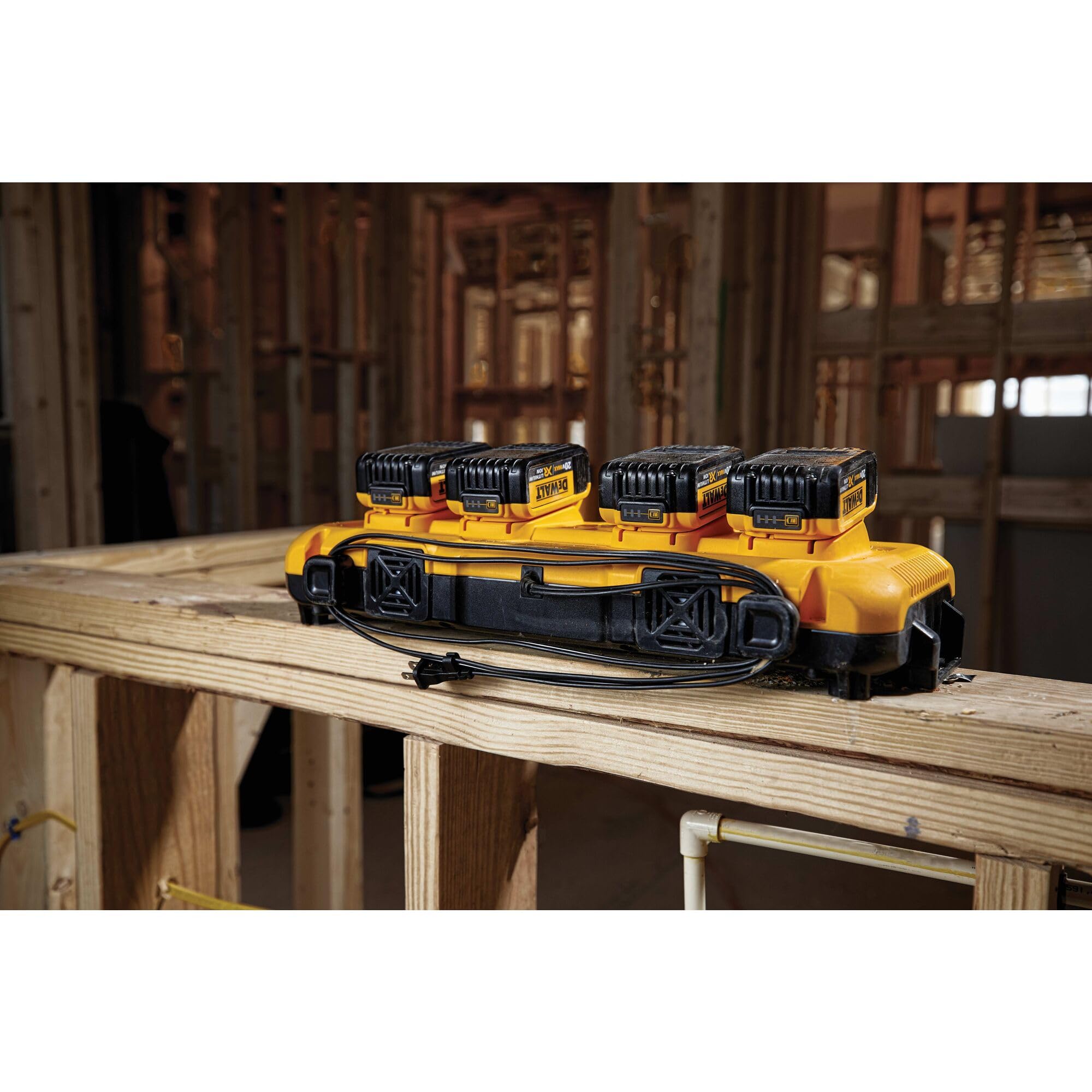DEWALT DCB104-QW - Cargador rápido de cuatro sistemas, 18V incluyendo baterías XR Flexvolt, carga simultánea de 4 baterías, con indicador LED.