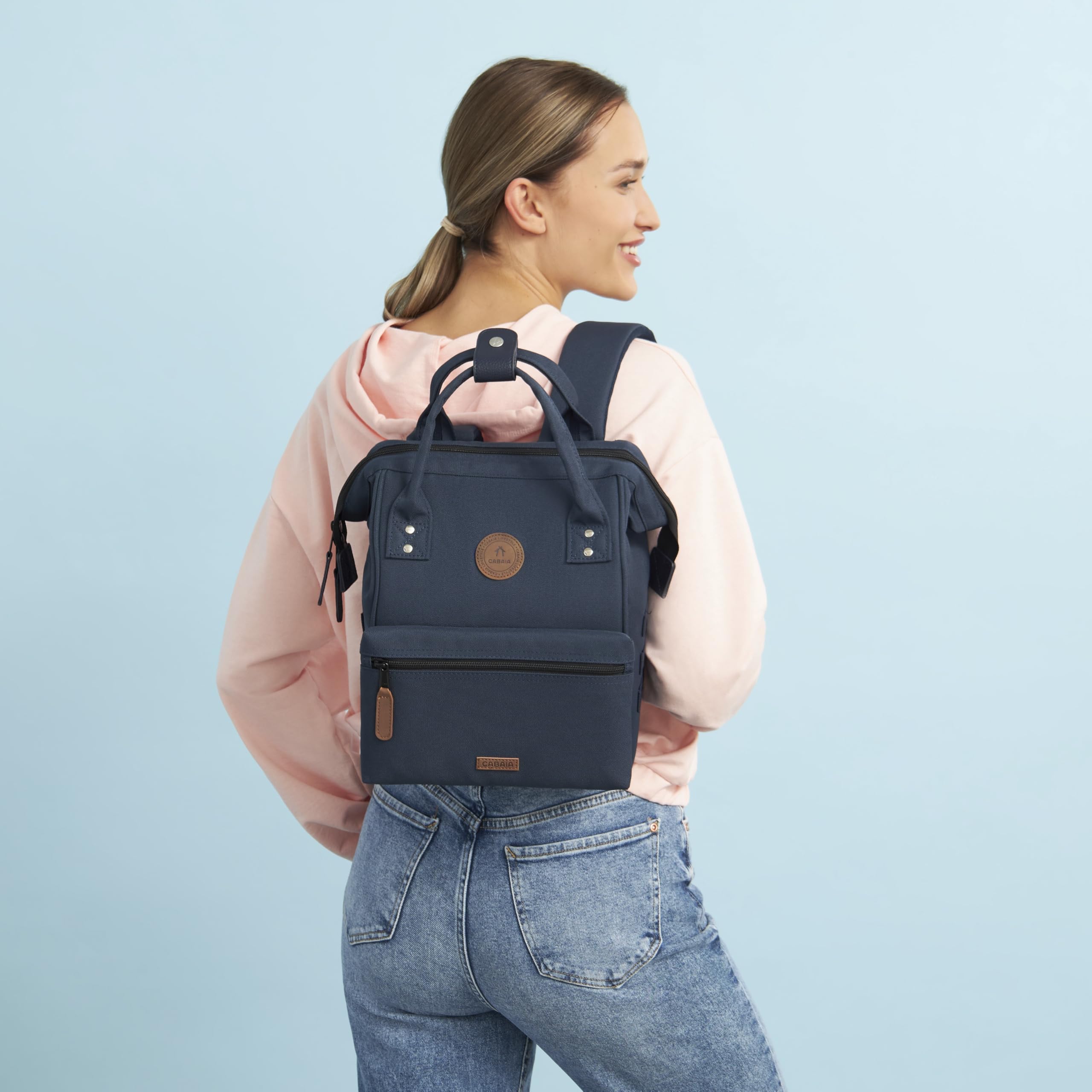 CABAIA - Sac à Dos Adventurer Reykjavik - Small 10L - Déperlant - Compartiment Ordinateur Portable 10,5" - 2 Poches - Certifié Vegan - Sac Voyage, Affaires, École pour Homme et Femme - Bleu