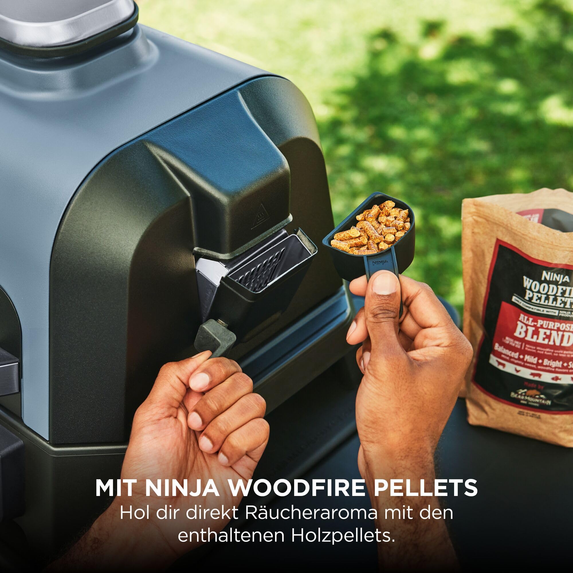 Ninja Woodfire Pro Connect XL Elektrischer BBQ Smoker Grill, App-Steuerung, digitaler Temperaturfühler, Rippenrost, Deckel, großer 7-in-1 Outdoor Grill & Heißluftfritteuse, blau & schwarz OG901EUAMZ