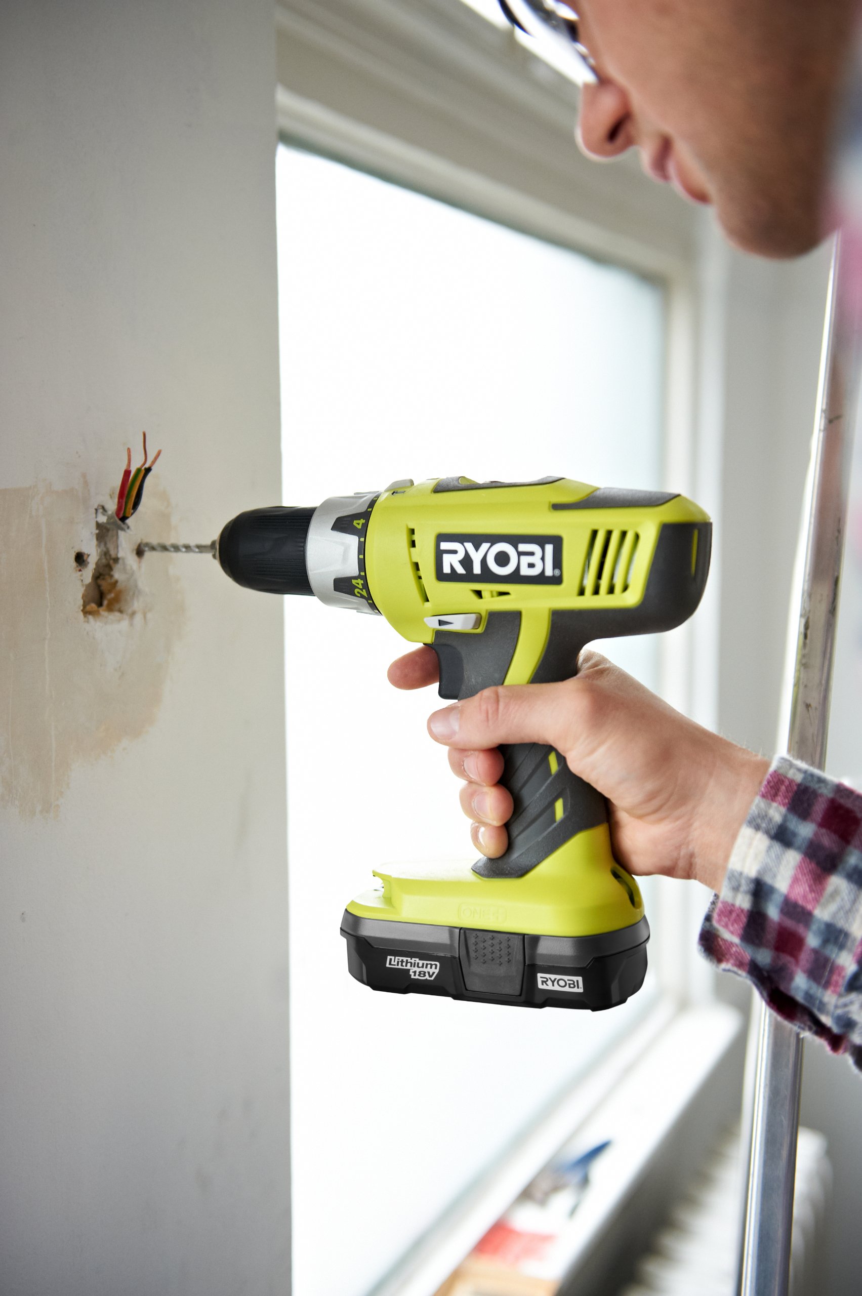 Ryobi LLCDI18022 One Plus - Martello perforatore/avvitatore 18V, 2 velocità, 2 batterie da 1,3A + caricabatterie