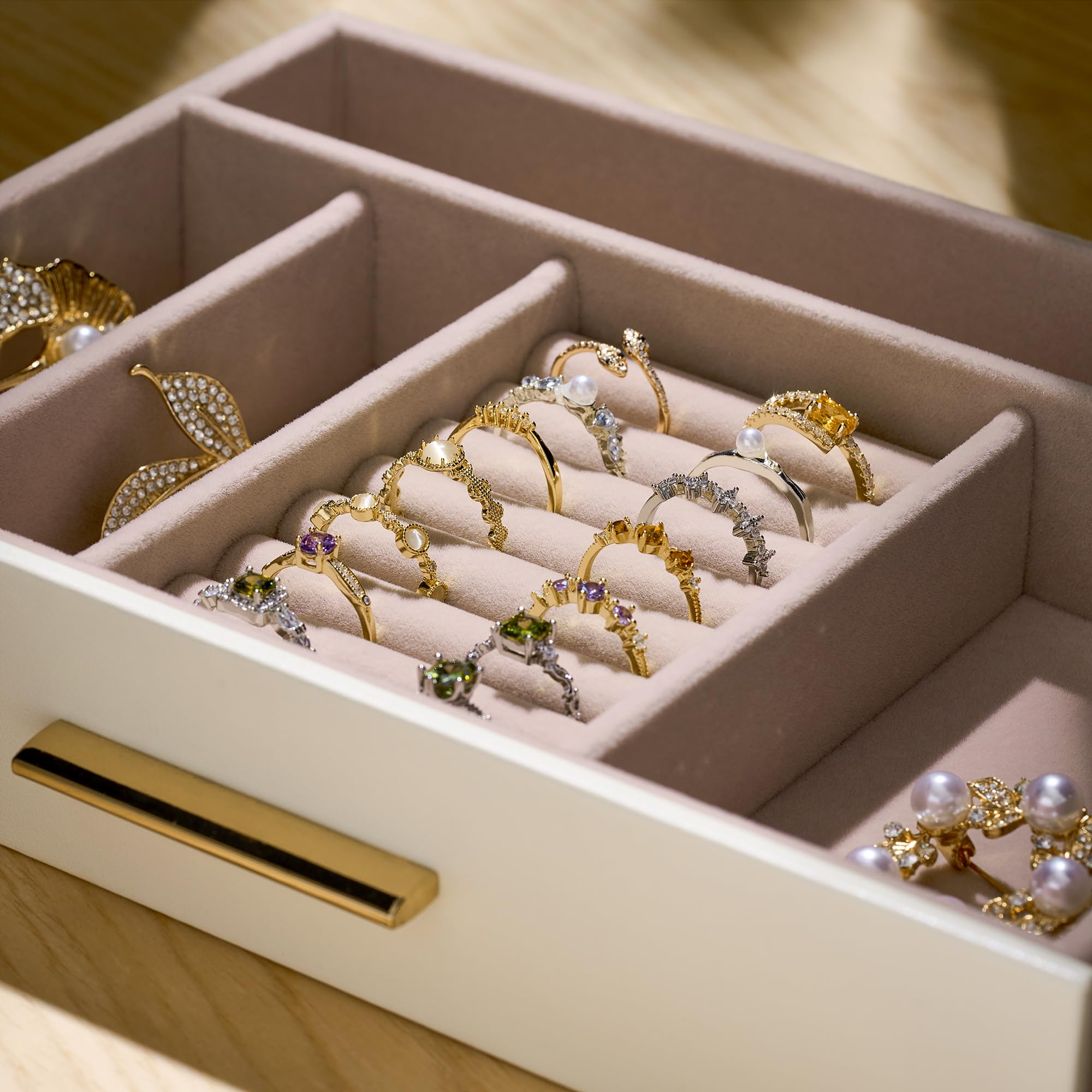 pickpiff Schmuckkästchen-Organizer: 3-stöckiges Schmuckkästchen mit Glasfenster, elfenbeinfarbenes Leder mit rosa Samt, Halterungen für Ringe, Halsketten, Armbänder und Uhren, tolles Geschenk für sie