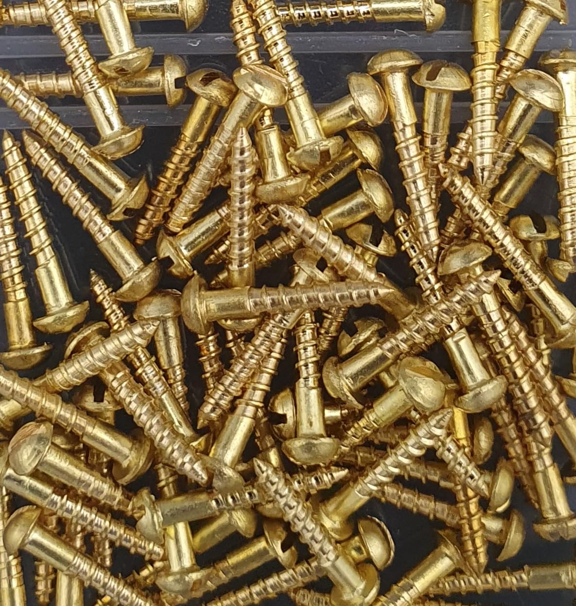 300 tlg. Set | Messing Holzschrauben Sortiment DIN 96 – Halbrundkopf Schlitz – Messing Blank – Dekorative Rundkopfschrauben in stabiler Box 2mm und 2,5mm Durchmesser